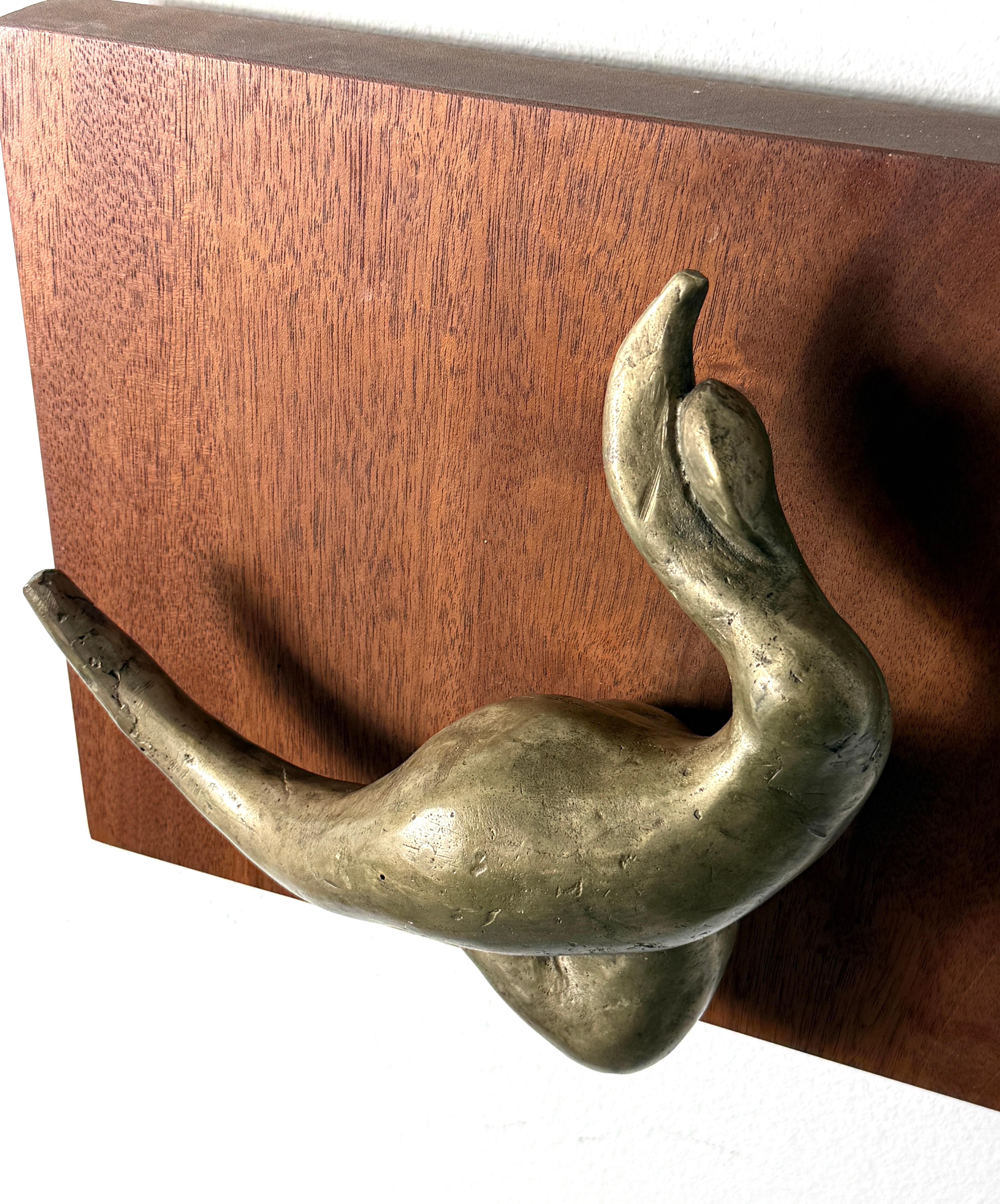 Figura abstracta de bronce de mediados de siglo sobre panel de nogal Escultura colgante de pared Años 70 Moderno de mediados de siglo en venta