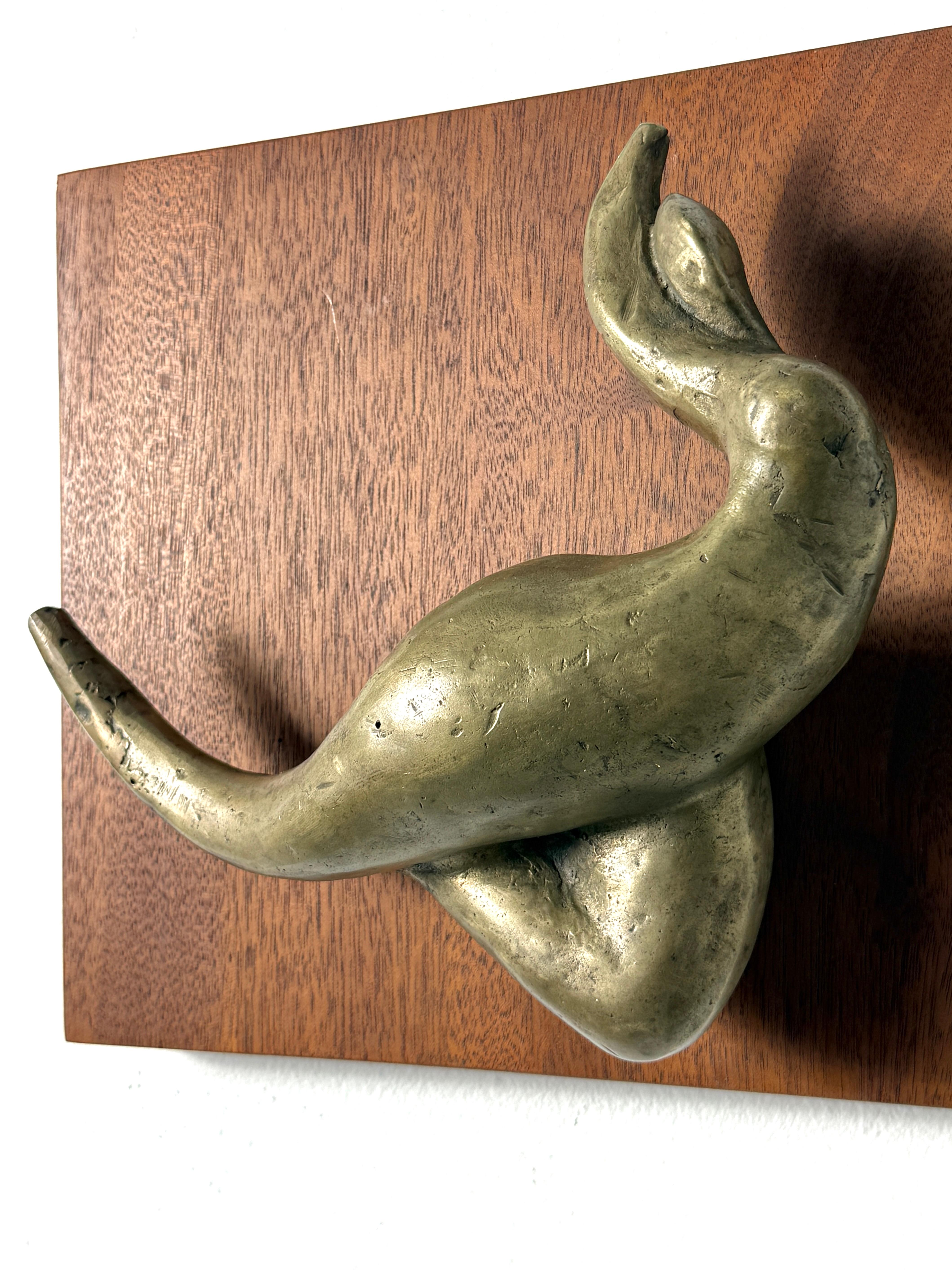 Figura abstracta de bronce de mediados de siglo sobre panel de nogal Escultura colgante de pared Años 70 Estadounidense en venta