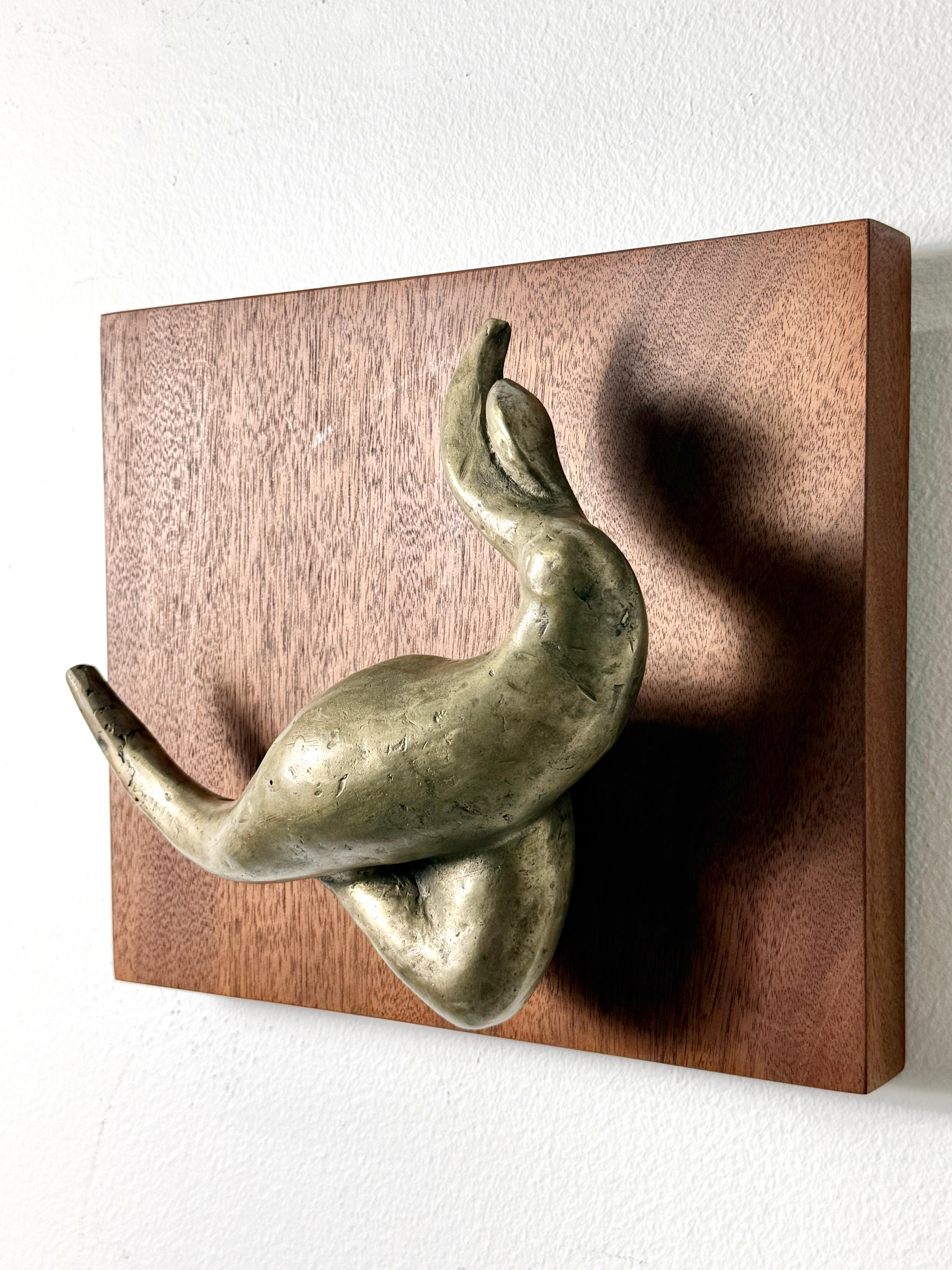 Figura abstracta de bronce de mediados de siglo sobre panel de nogal Escultura colgante de pared Años 70 en Bueno estado para la venta en Troy, MI