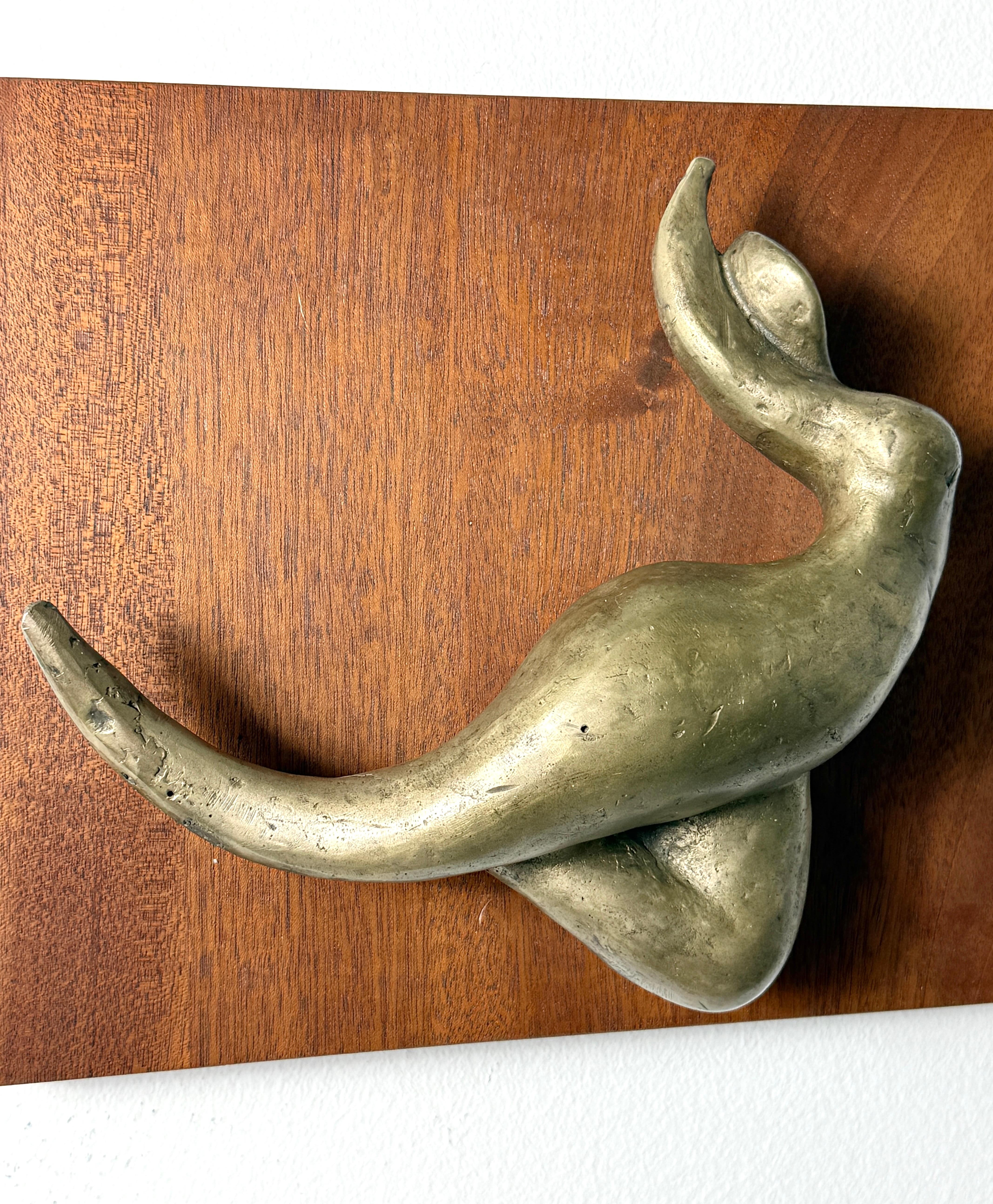 Figura abstracta de bronce de mediados de siglo sobre panel de nogal Escultura colgante de pared Años 70 finales del siglo XX en venta