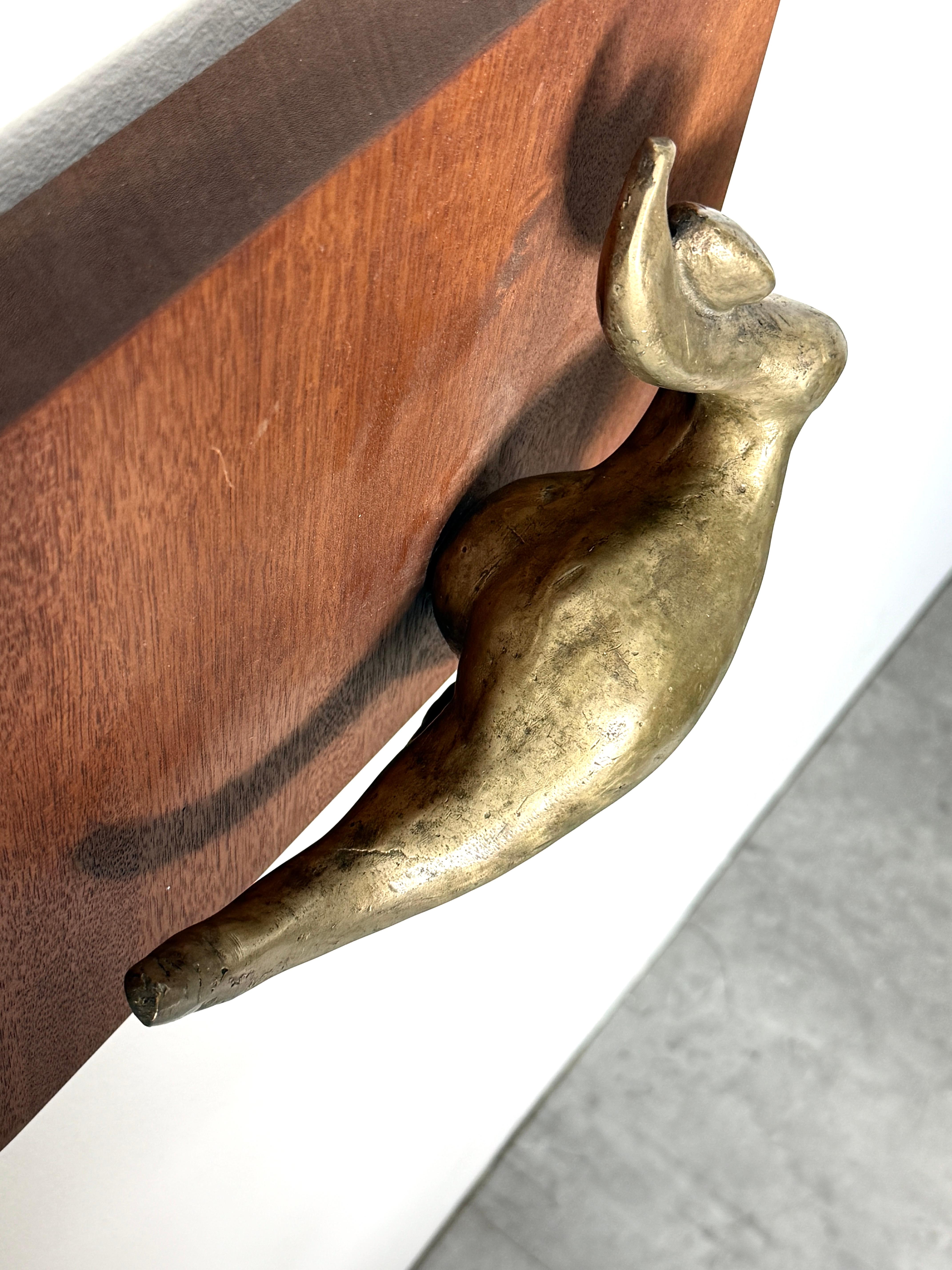 Figura abstracta de bronce de mediados de siglo sobre panel de nogal Escultura colgante de pared Años 70 Bronce en venta