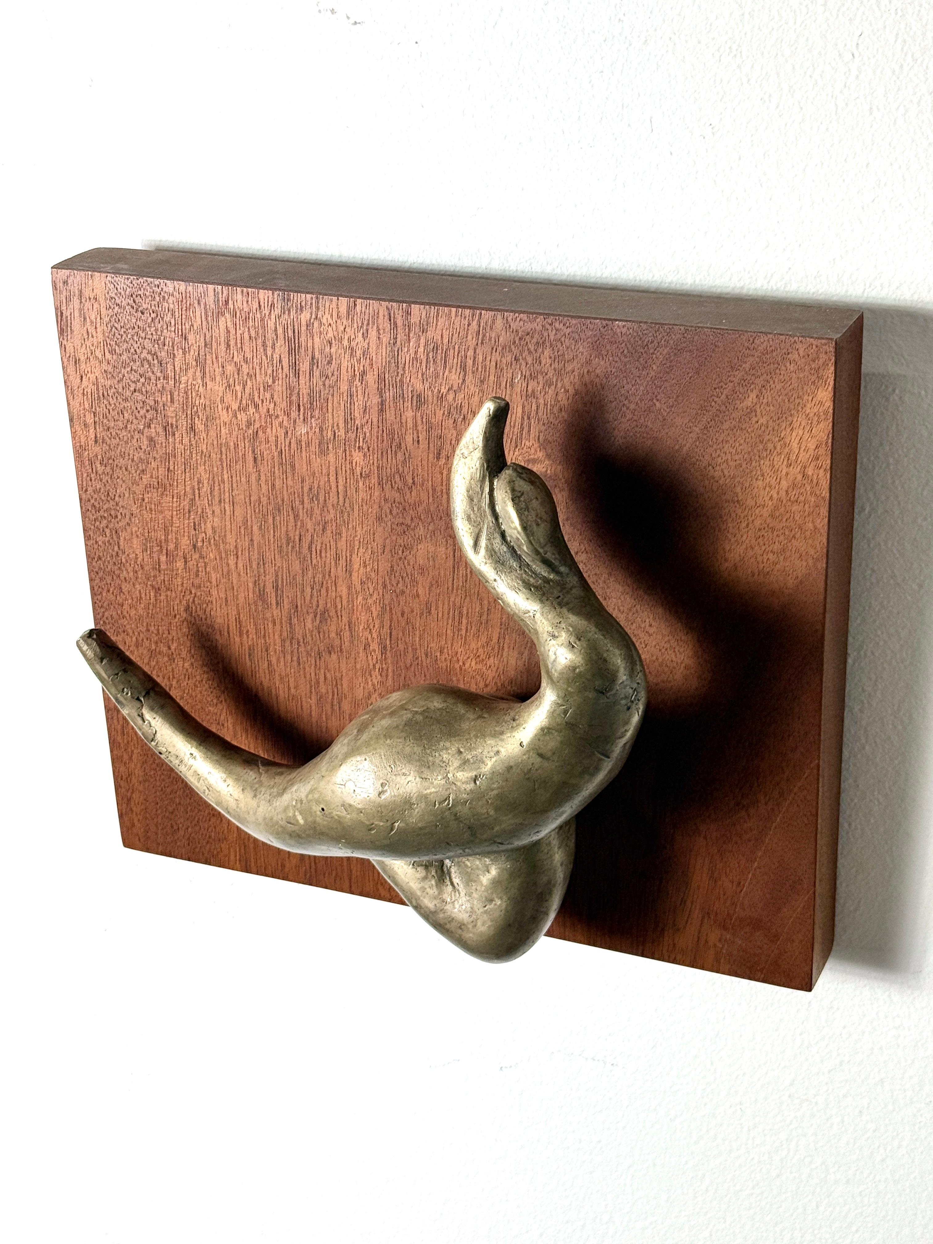 Figura abstracta de bronce de mediados de siglo sobre panel de nogal Escultura colgante de pared Años 70 en venta 1