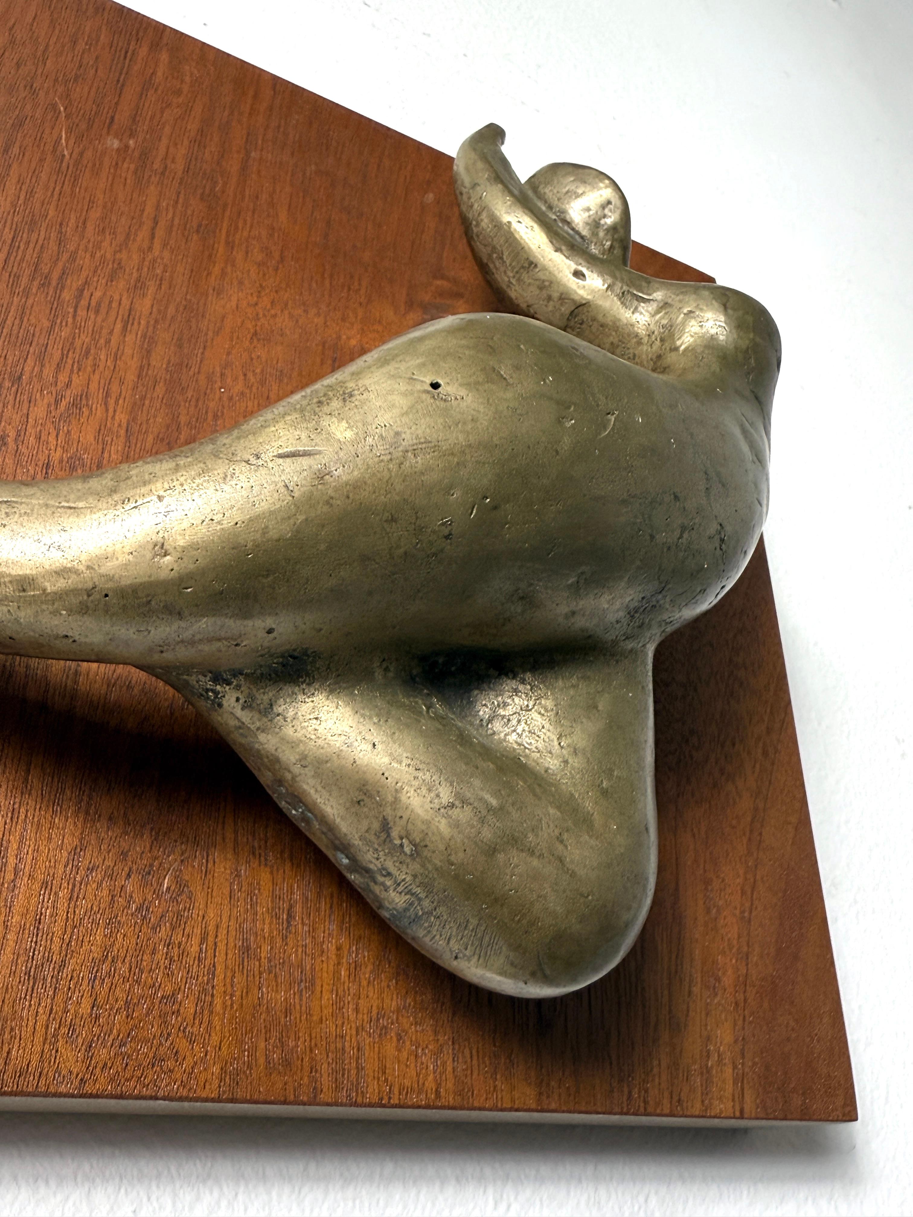Figura abstracta de bronce de mediados de siglo sobre panel de nogal Escultura colgante de pared Años 70 en venta 2