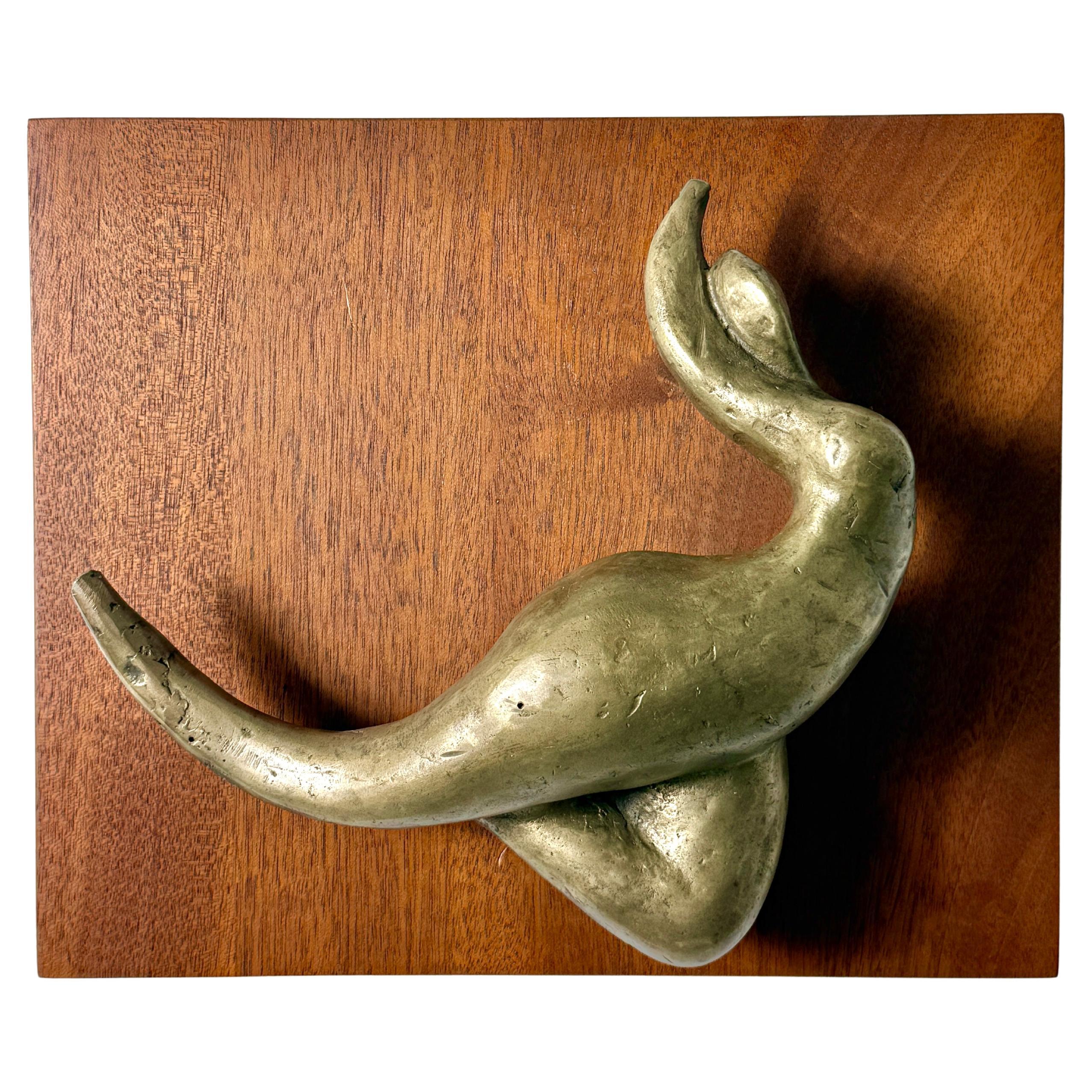 Mid Century Abstract Bronze Figur auf Nussbaum Panel Wand hängende Skulptur 1970er Jahre