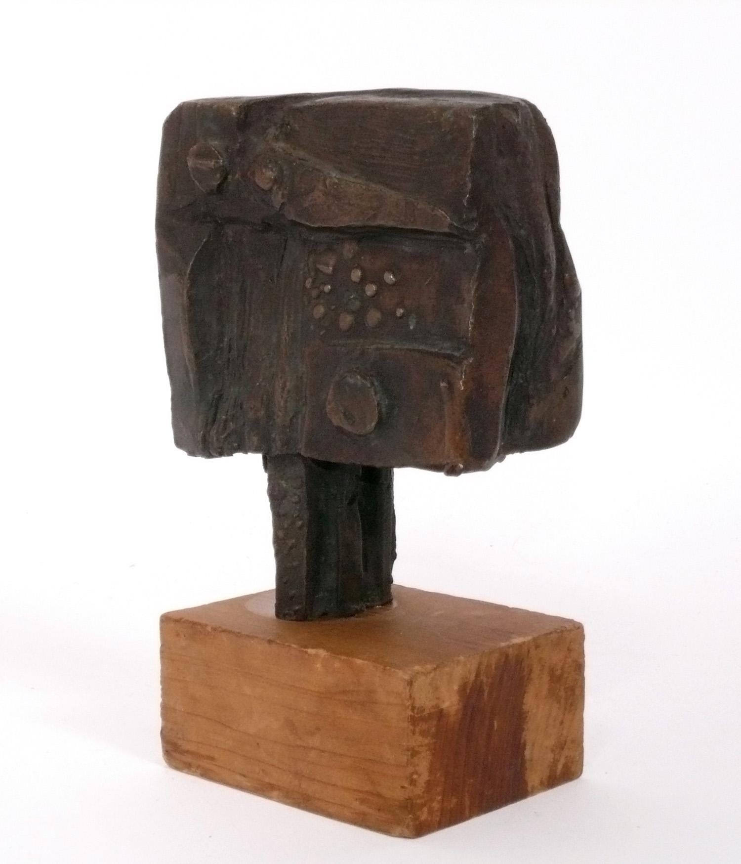 Sculpture abstraite en bronze du milieu du siècle dernier, non signée et réalisée par un artiste inconnu, vers les années 1960. Il mesure 8
