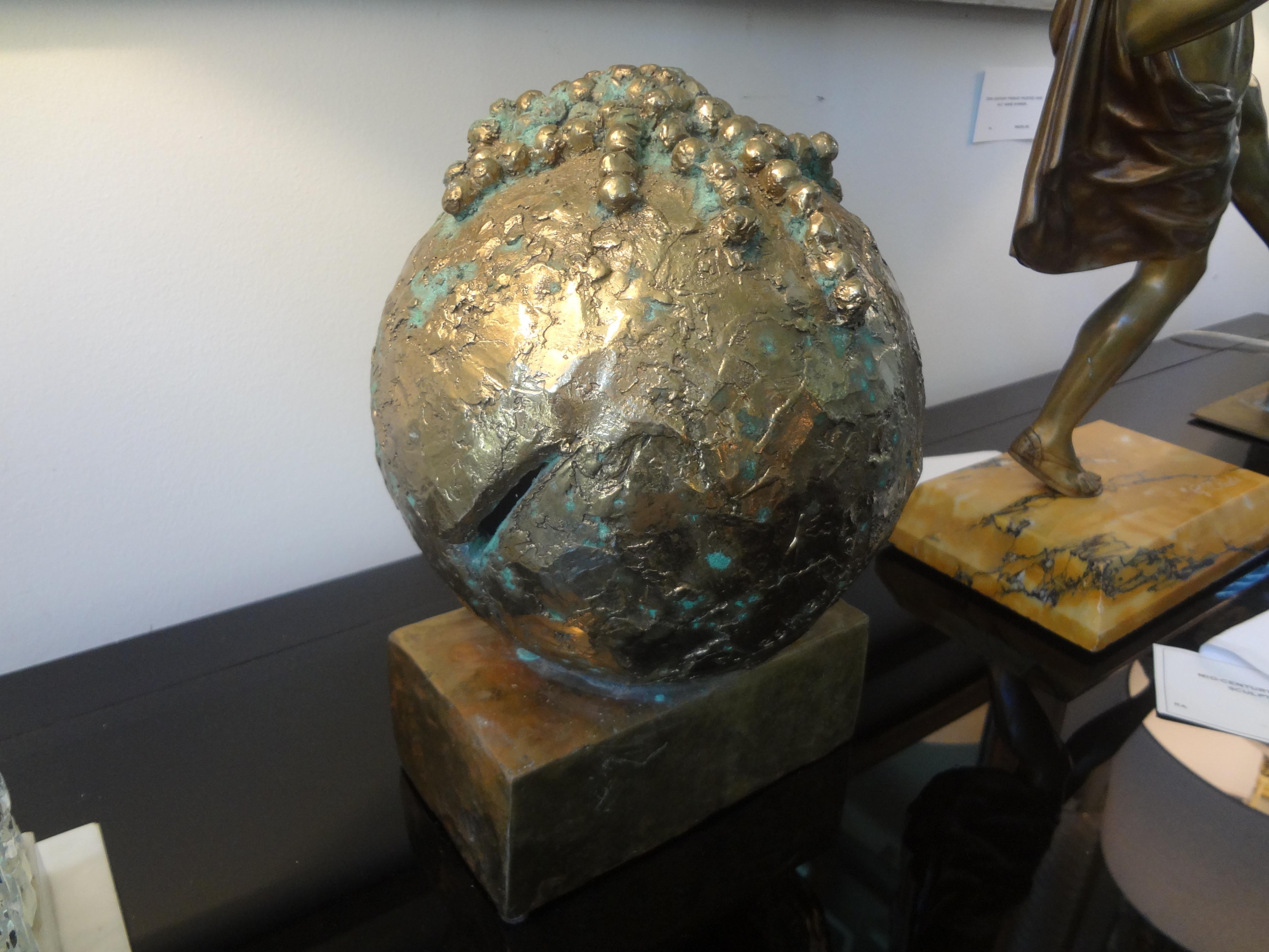 Atemberaubende abstrakte Bronzeskulptur aus der Mitte des Jahrhunderts. Diese gut gegossene abstrakte Bronze hat eine tolle Patina und ist perfekt für einen Cocktailtisch, einen Konsolentisch oder ein Bücherregal.