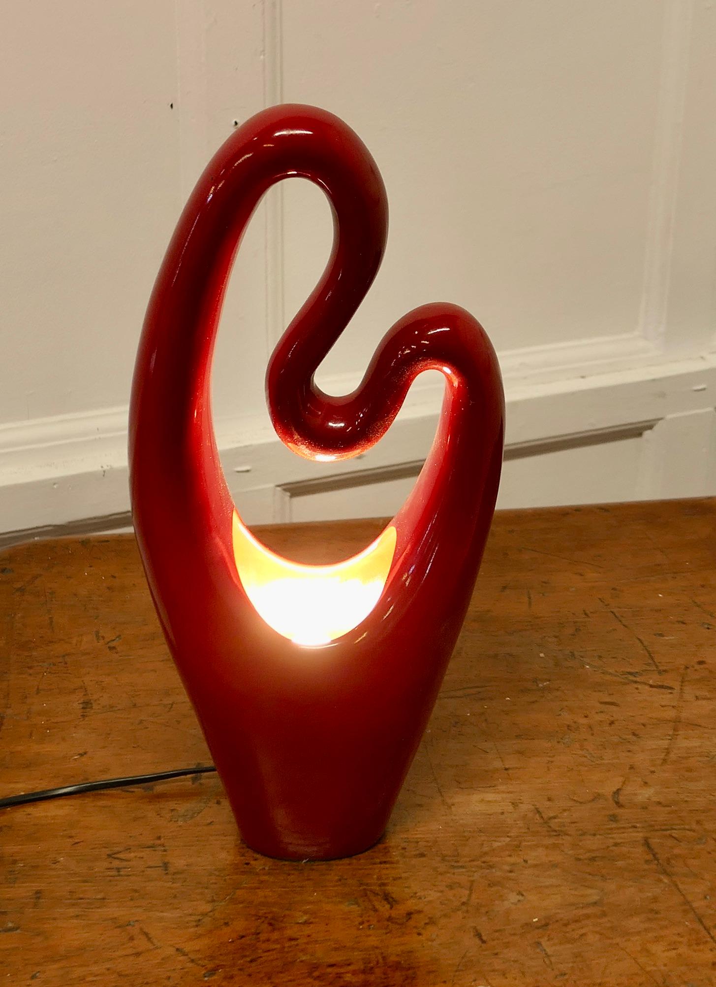 Abstrakte Keramiklampe aus der Mitte des Jahrhunderts in Cerise  Eine ungewöhnliche Form   (Mitte des 20. Jahrhunderts) im Angebot