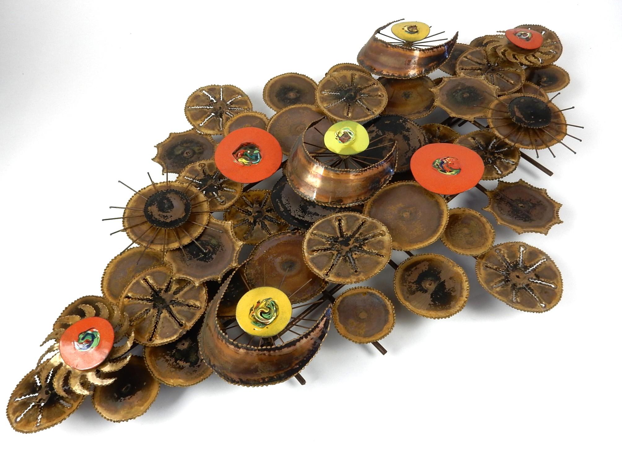 Fein gearbeitete brutalistische abstrakte Wandkunstskulptur in Sofagröße aus den 1960er Jahren.
Fackelschnitt-Design mit einigen Regentropfen, die in primärer Farbe emailliert sind.
Ich konnte keine Unterschrift auf dieser Seite finden. 
