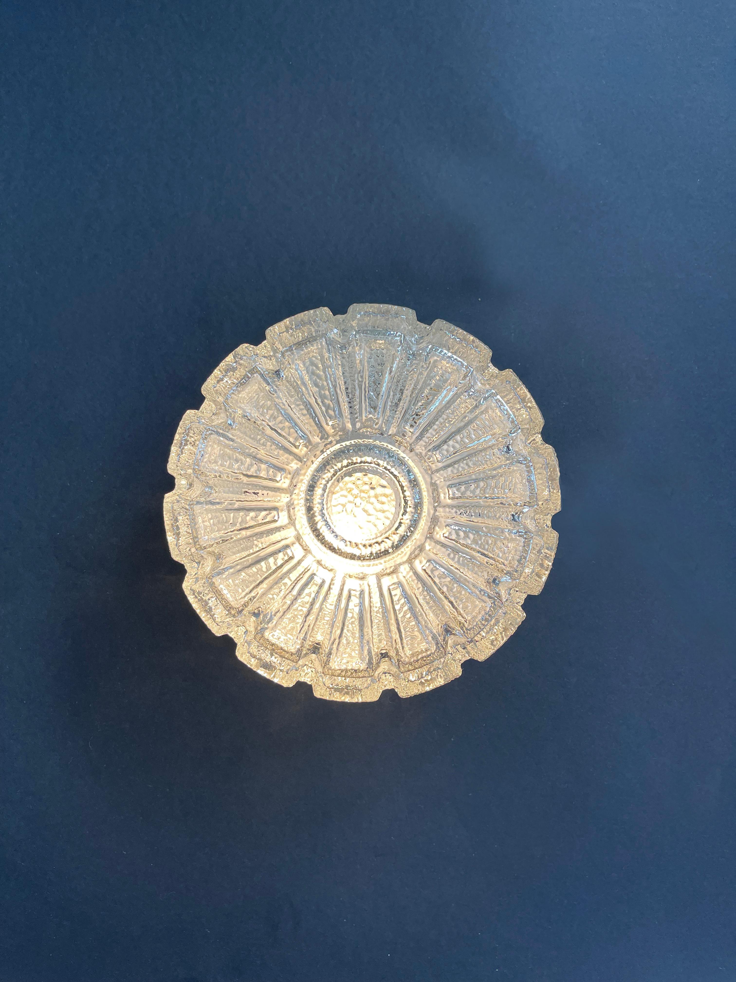 Divertente lampada da soffitto o da parete con base a filo di metà secolo, forse di ''Hustadt Leuchten'', uno dei famosi produttori tedeschi di illuminazione di design di metà secolo.
Si presenta in una forma rotonda di vetro roccioso con petali