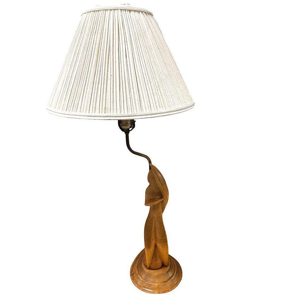 Lampada da tavolo astratta in legno d'acero femminile intagliato a mano nello stile di Yasha Heifetz, con un gioco artistico di texture naturali e forme scultoree che la rendono un punto focale accattivante. Presenta una donna ammantata fissata a