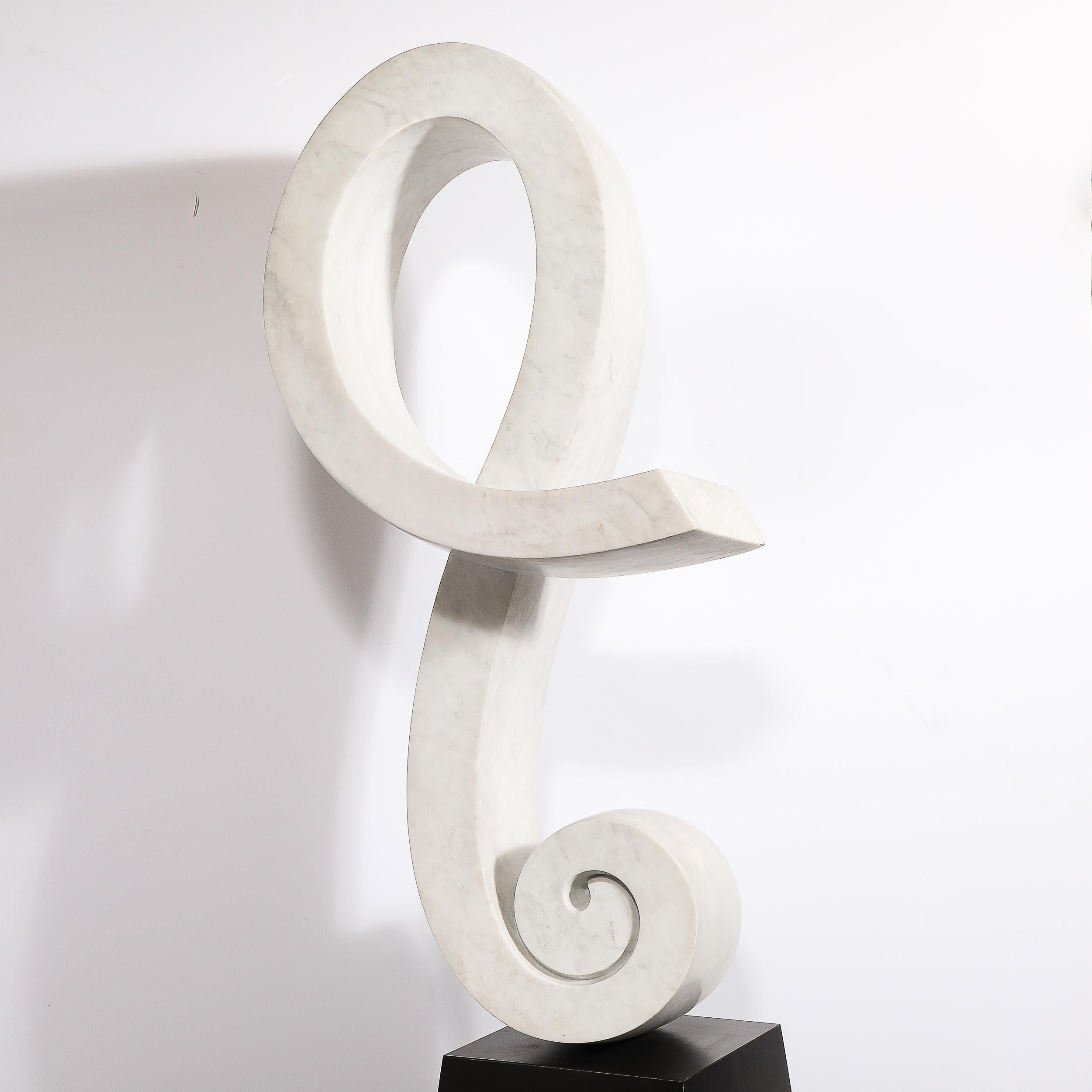 Scultura astratta di metà secolo con nastro a spirale in marmo bianco e base piramidale in vendita 3