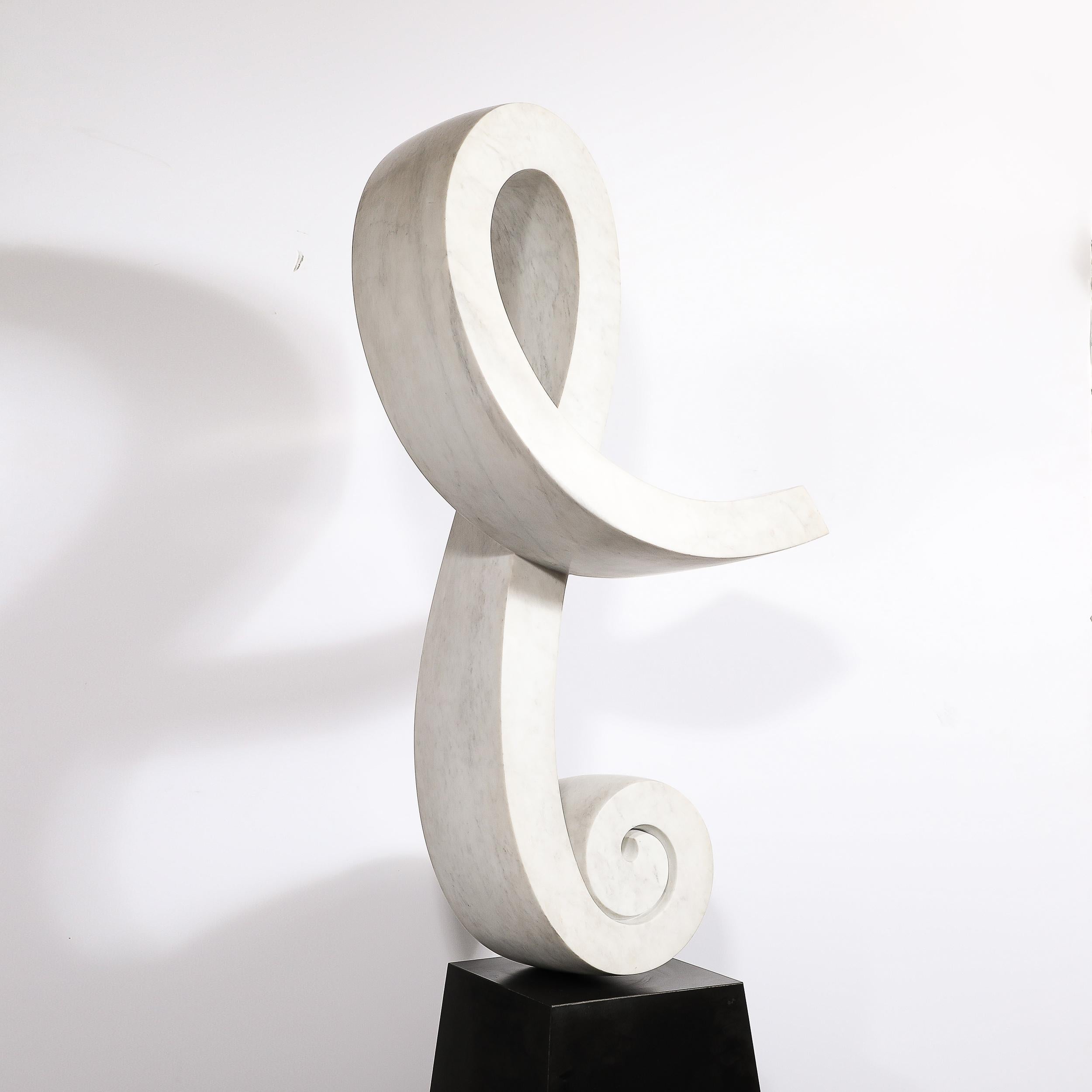 Scultura astratta di metà secolo con nastro a spirale in marmo bianco e base piramidale in vendita 5