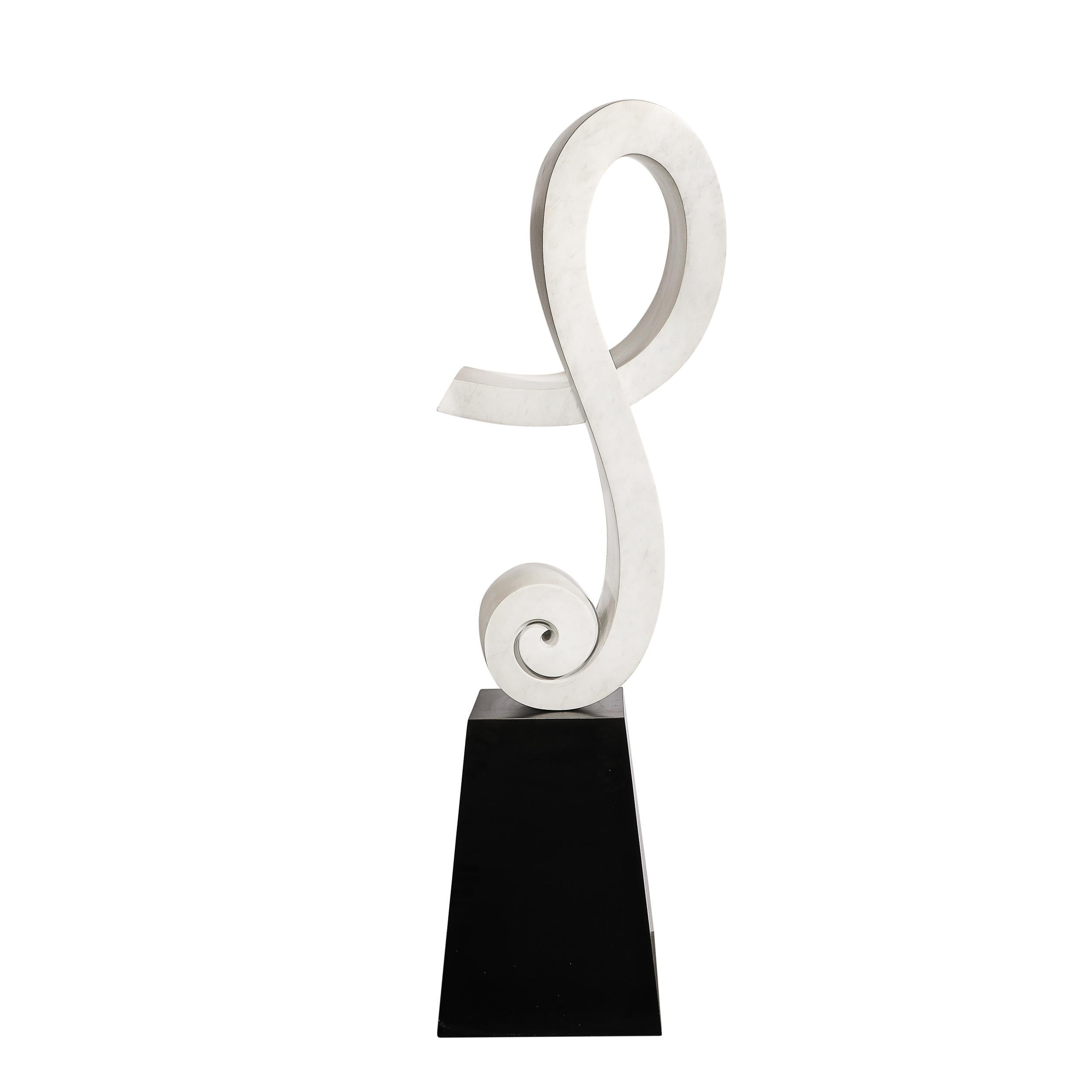 Questa dinamica e splendida scultura astratta del Mid-Century Modernist Looped Ribbon in marmo bianco su una base piramidale nera è siglata S.K. e proviene dagli Stati Uniti, C.1984. Ricavata da un solido blocco di marmo orientato verticalmente,