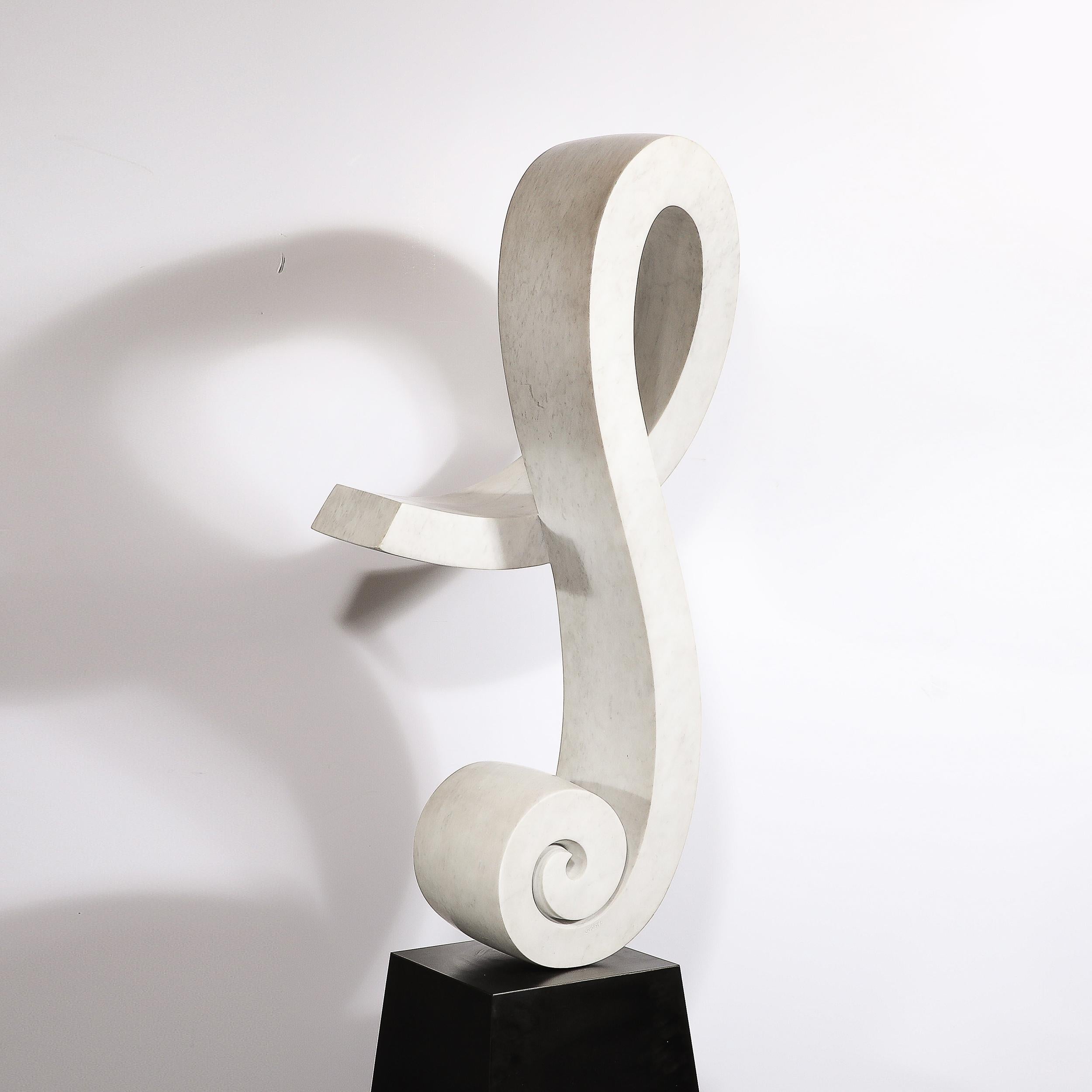 Mid-Century moderno Scultura astratta di metà secolo con nastro a spirale in marmo bianco e base piramidale in vendita