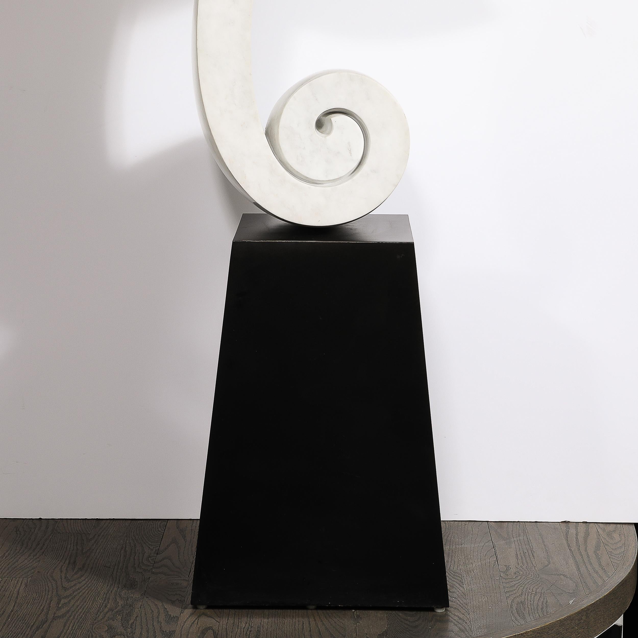 Americano Scultura astratta di metà secolo con nastro a spirale in marmo bianco e base piramidale in vendita
