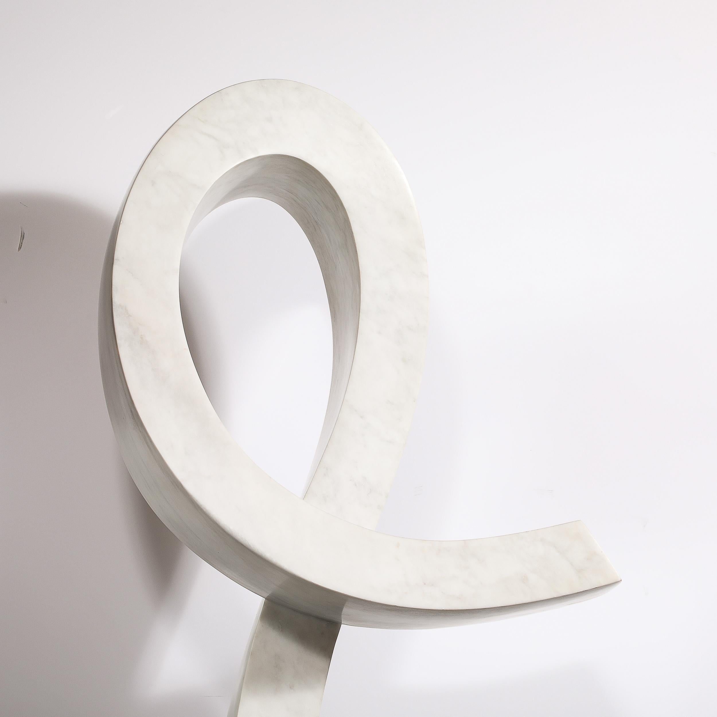 Scultura astratta di metà secolo con nastro a spirale in marmo bianco e base piramidale In condizioni ottime in vendita a New York, NY