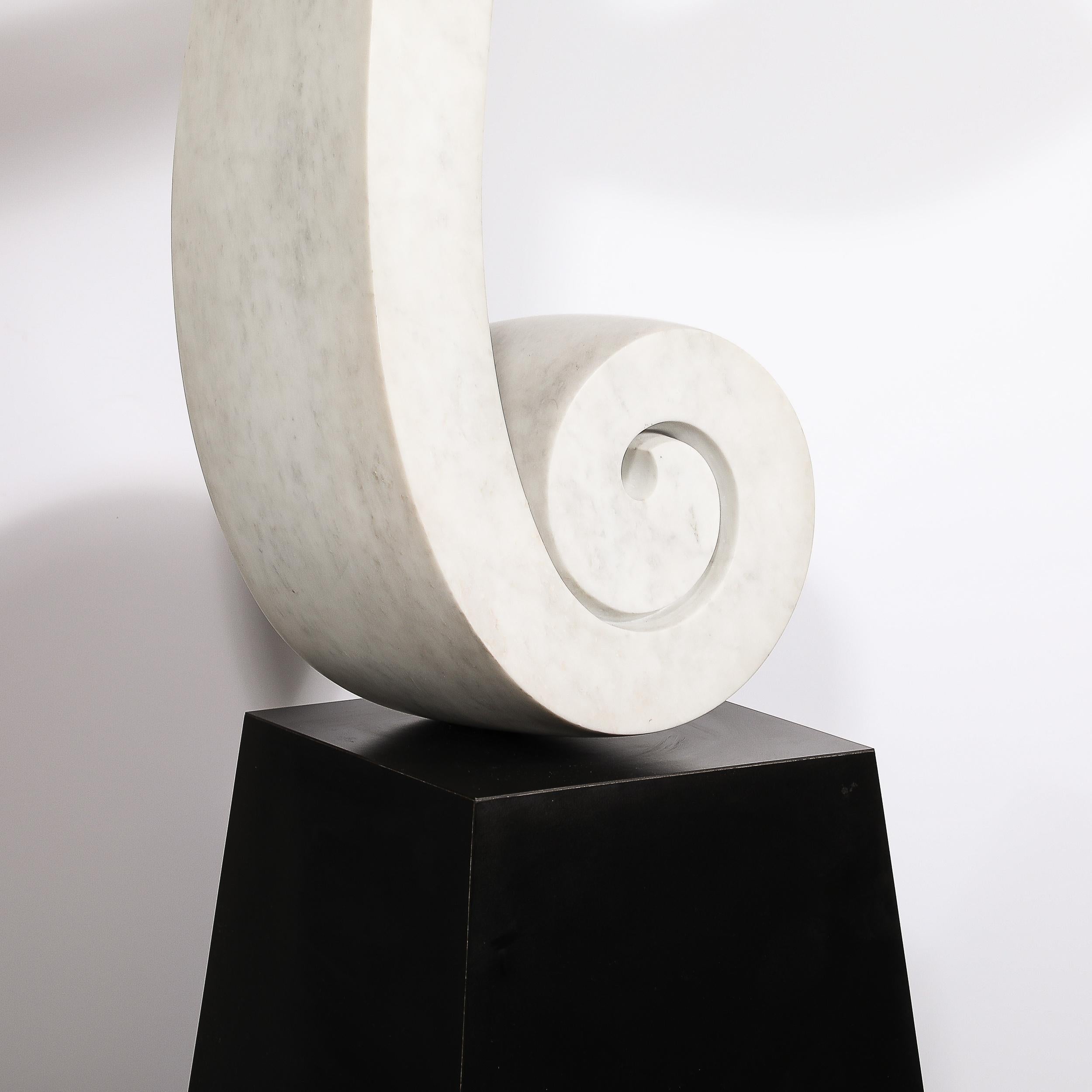 Fine XX secolo Scultura astratta di metà secolo con nastro a spirale in marmo bianco e base piramidale in vendita