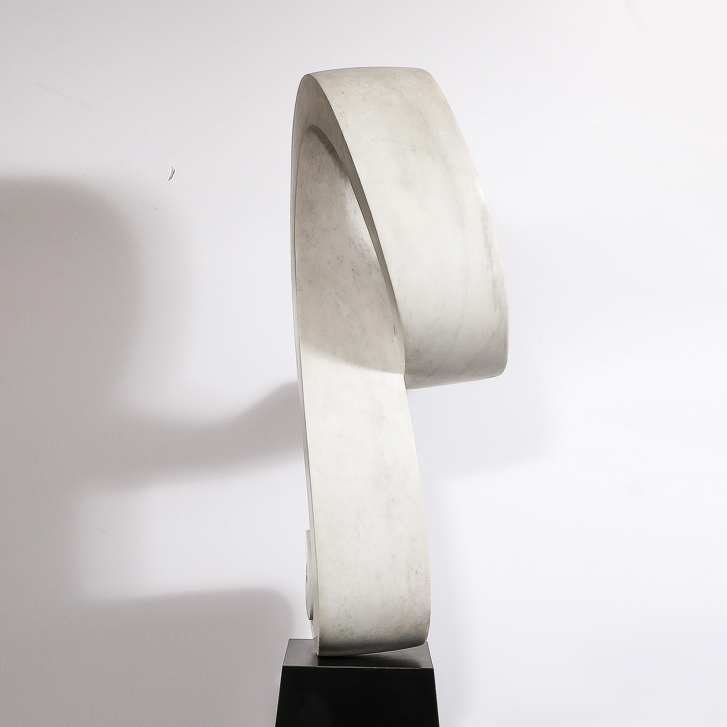 Marmo Scultura astratta di metà secolo con nastro a spirale in marmo bianco e base piramidale in vendita