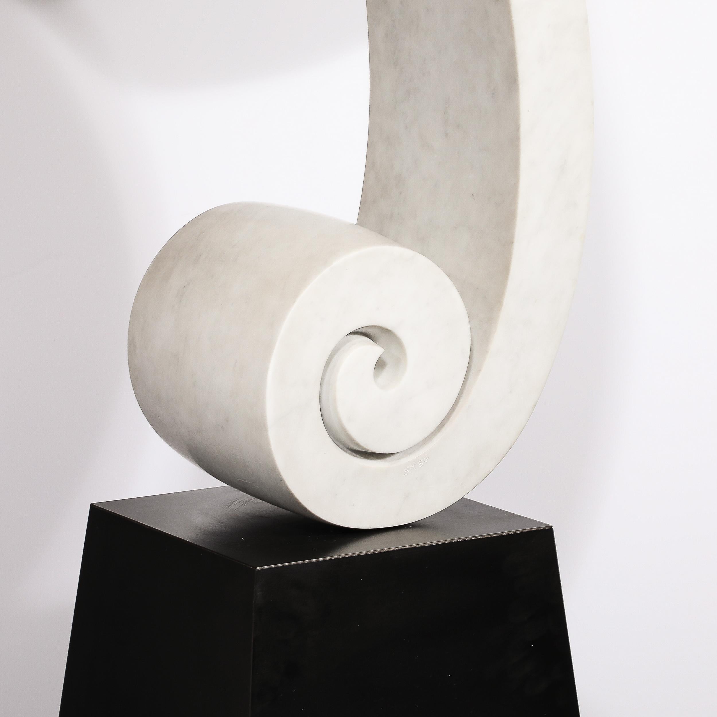 Scultura astratta di metà secolo con nastro a spirale in marmo bianco e base piramidale in vendita 1