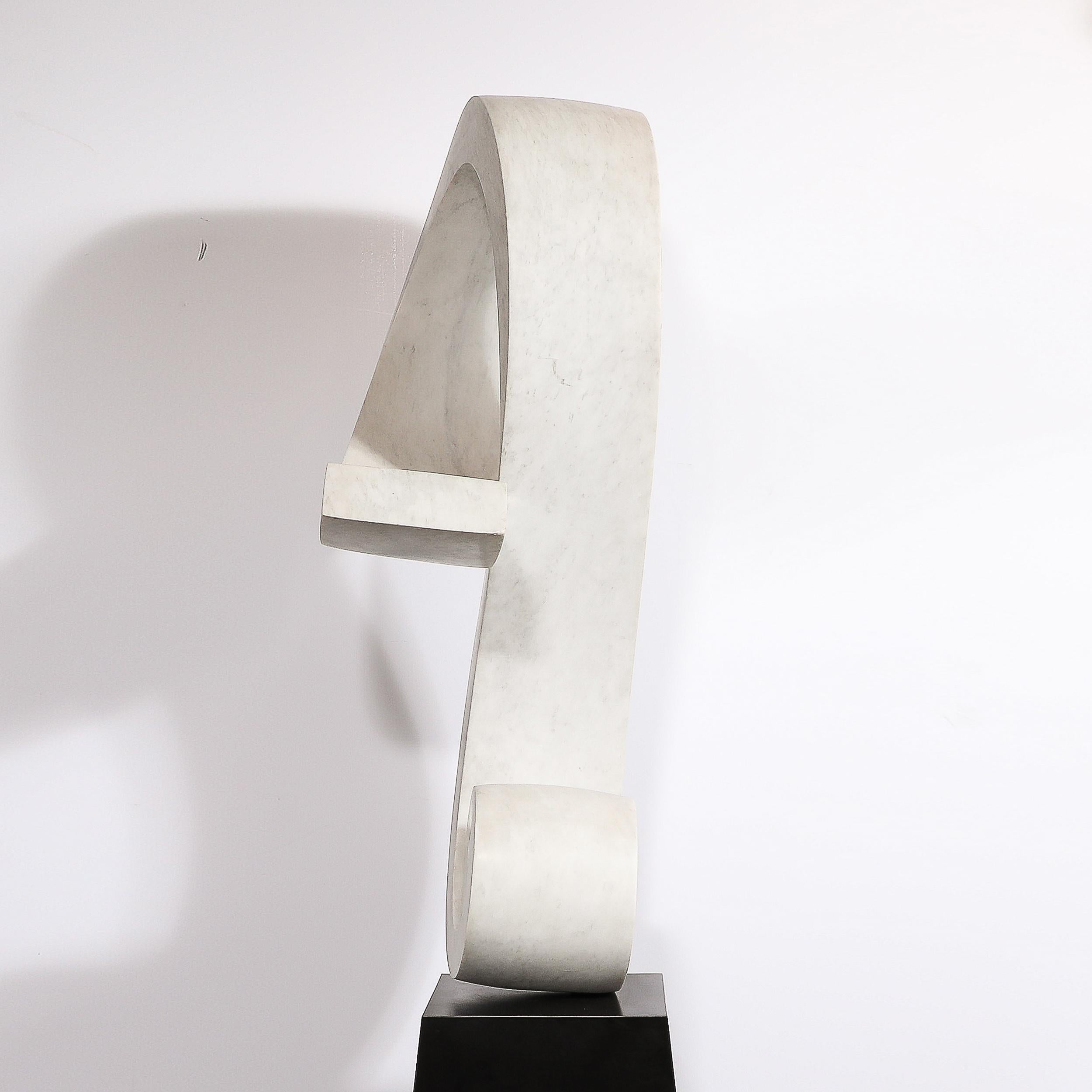 Scultura astratta di metà secolo con nastro a spirale in marmo bianco e base piramidale in vendita 2