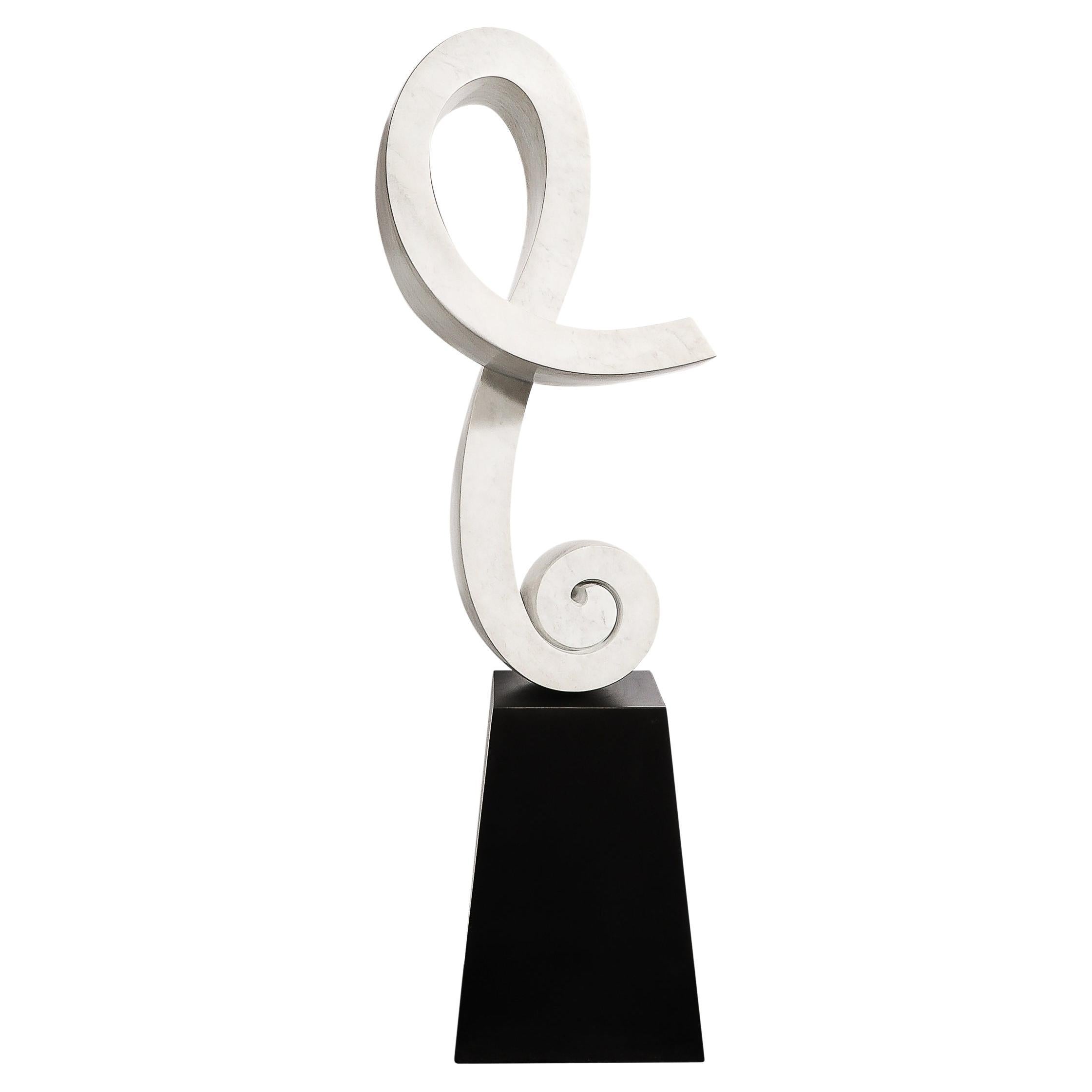 Scultura astratta di metà secolo con nastro a spirale in marmo bianco e base piramidale in vendita