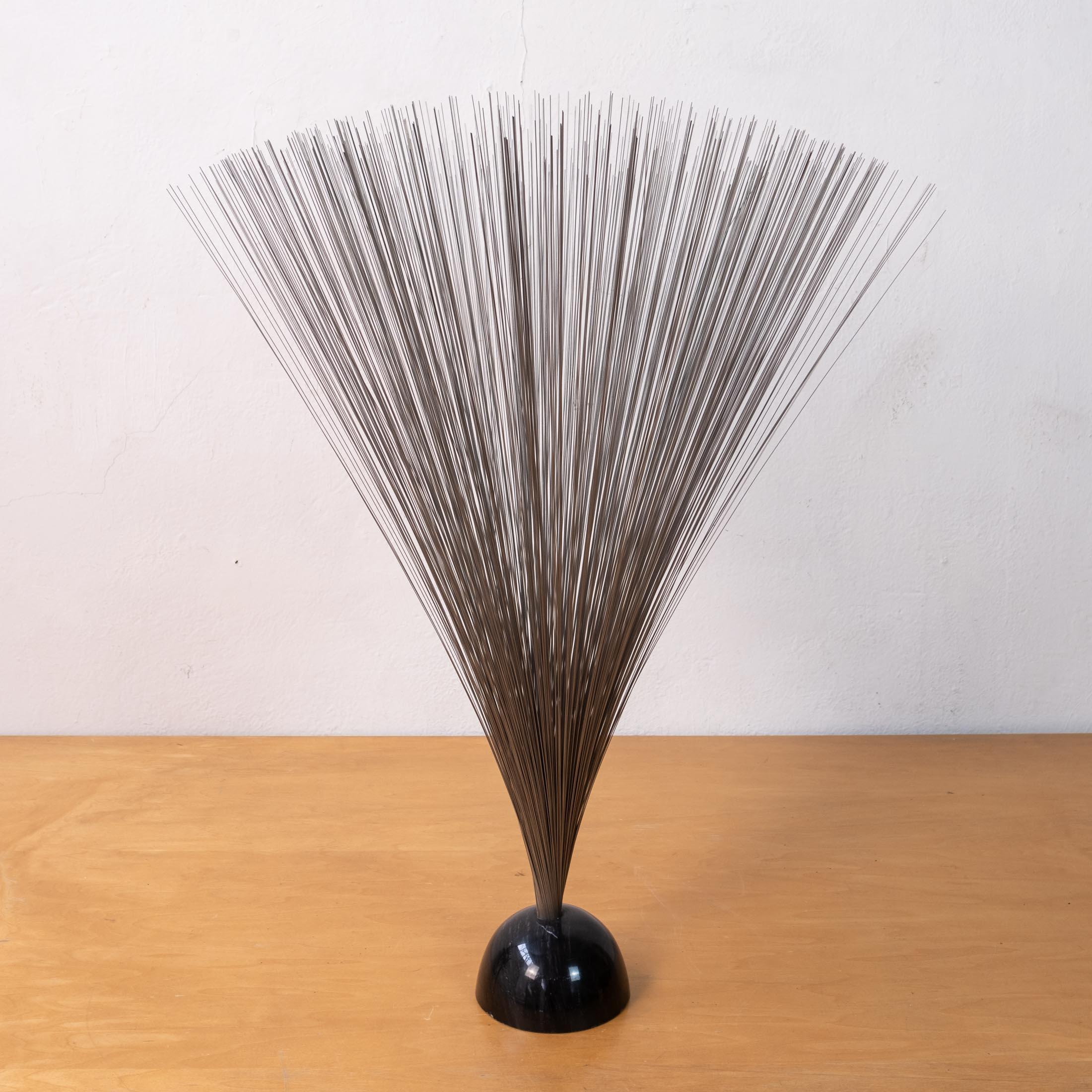 Abstrakte Spritzplastik aus Stahl mit Marmorsockel, Mitte des Jahrhunderts. Unsigniert. 1960s