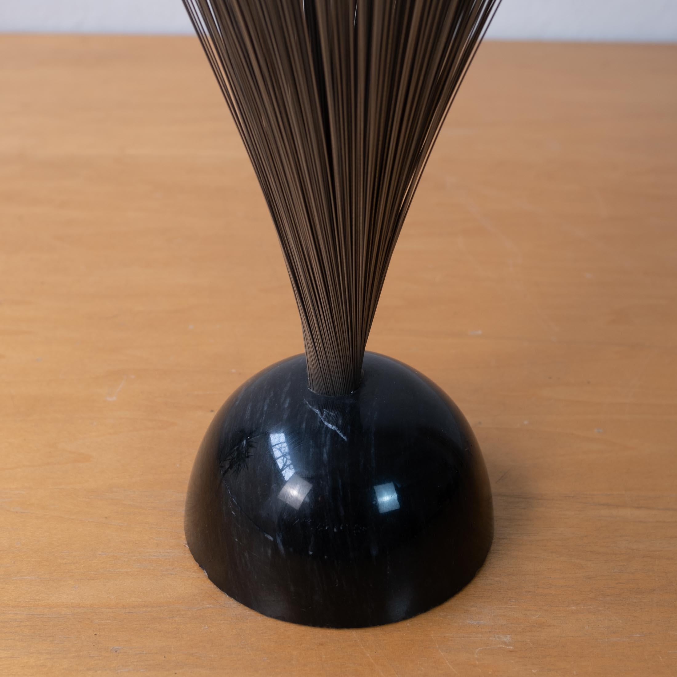 Abstrakte Skulptur aus Marmor und Stahl aus der Mitte des Jahrhunderts 1960er Jahre im Angebot 1