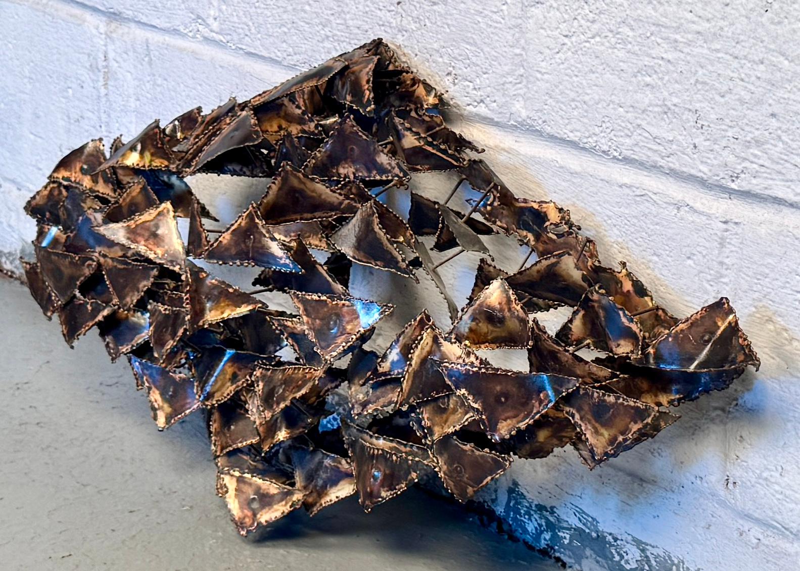Haz una declaración audaz con esta rara decoración de pared abstracta vintage en metal de Paul Evans, el legendario diseñador de muebles y escultor estadounidense conocido por traspasar los límites de la forma y la textura. Con su inconfundible