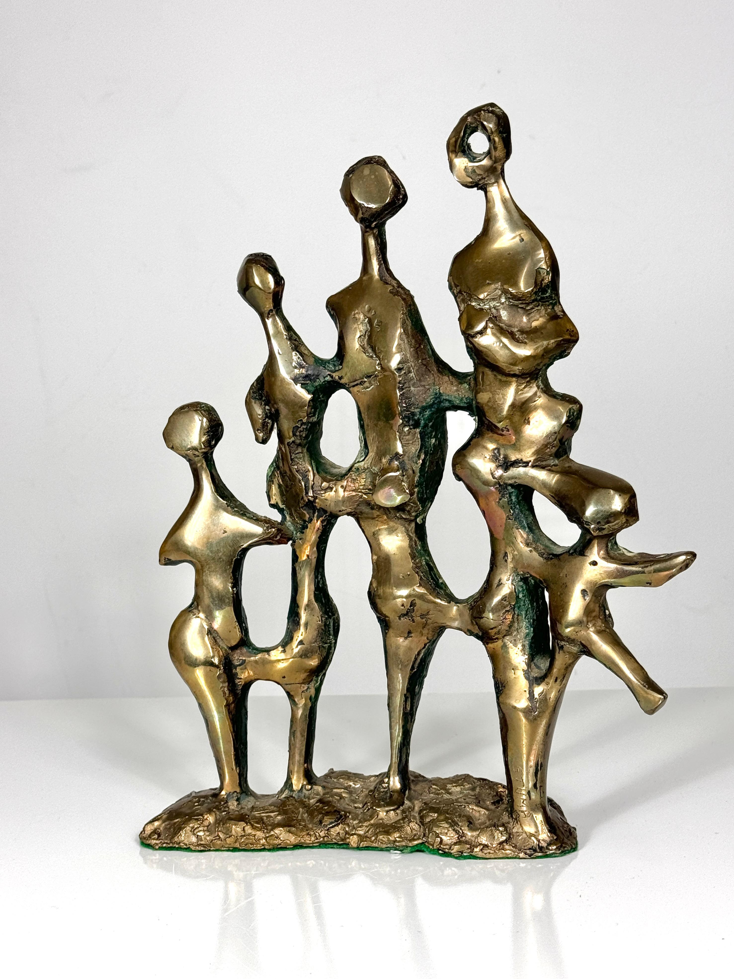 Sculpture abstraite en bronze de l'artiste du Michigan Pamela Stump Walshe c. 1960s
Famille de figures brutalistes exécutées en bronze massif avec une excellente patine d'usage
Signé en bas à droite

Largeur de 10,5 pouces
3 pouces de