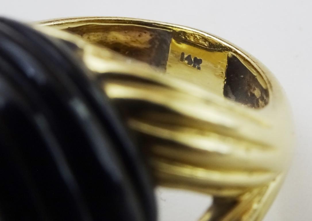 Mid Century Abstract Onyx and 14 karat Gold Ring In Excellent Condition For Sale In Jerusalem, IL