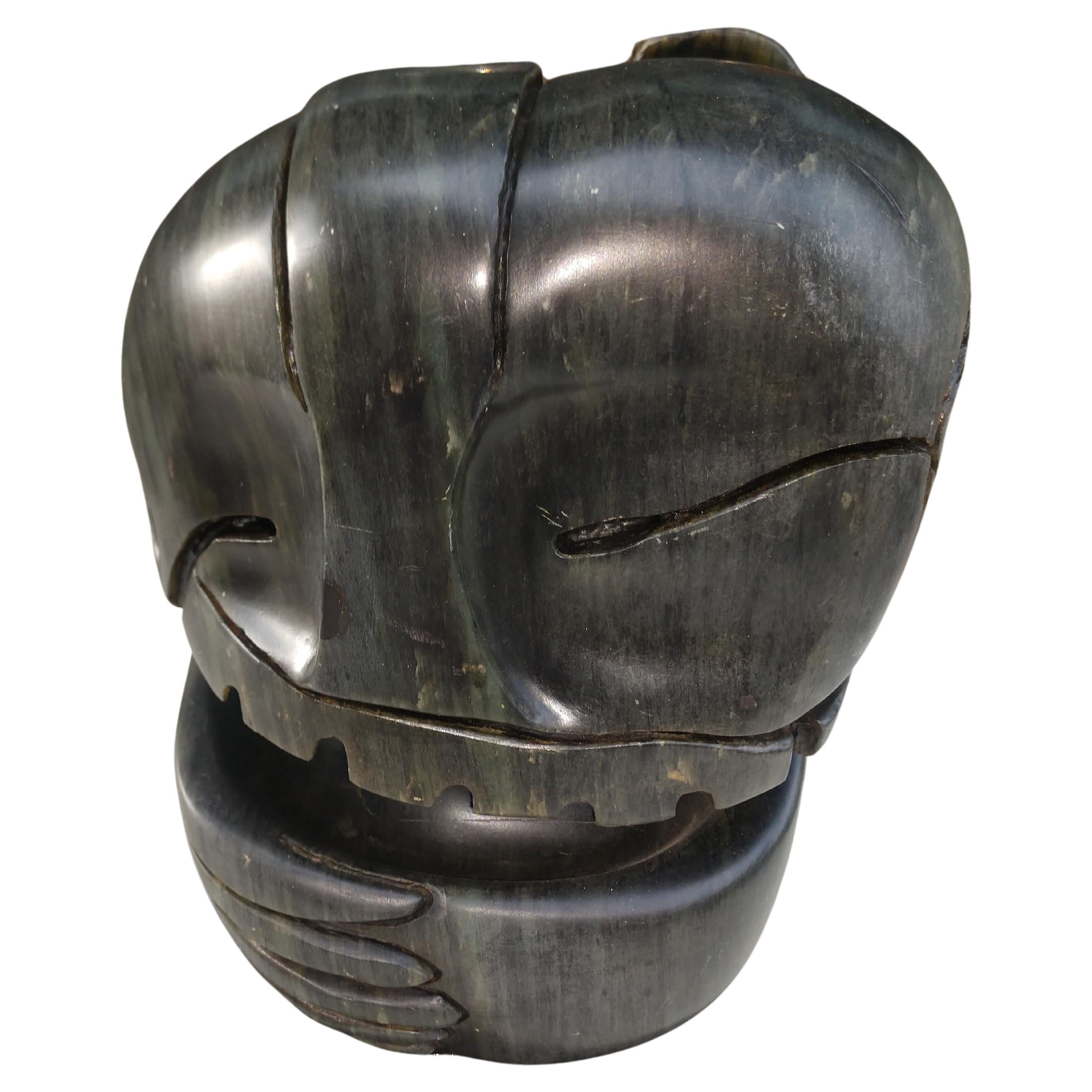 Fantastique pierre sculptée représentant de multiples configurations d'un couple s'embrassant. Fabriqué et sculpté à la main par l'artiste Louise Abrams. Belle pierre verte ciselée pour une finition lisse. Sculpté sur toutes les faces. En excellent
