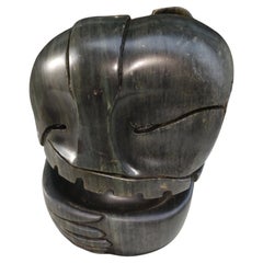 Figure scultoree astratte di pietra intagliata dell'artista Louise Abrams, risalenti alla metà del secolo scorso