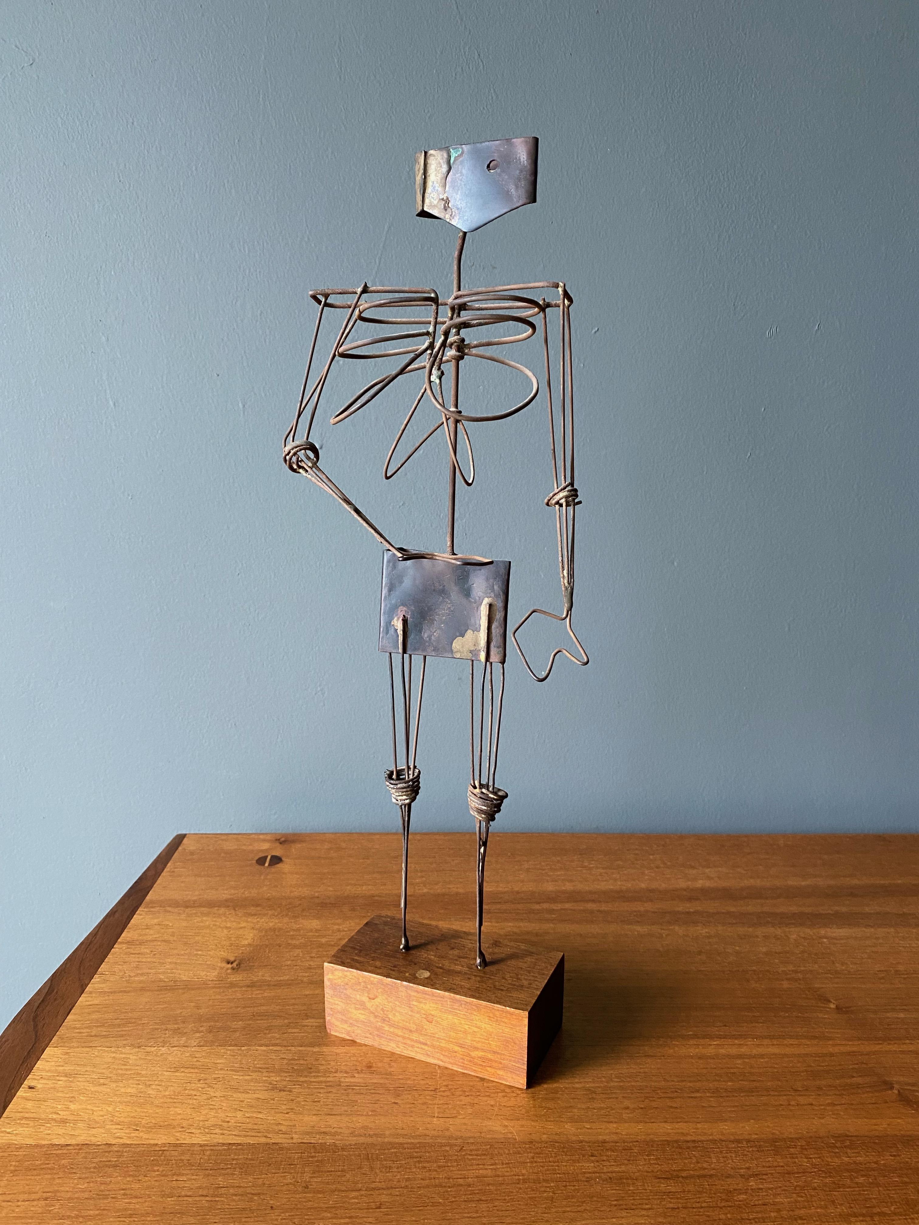 Laiton Sculpture abstraite « Homme » du milieu du siècle en acier, laiton et bois en vente