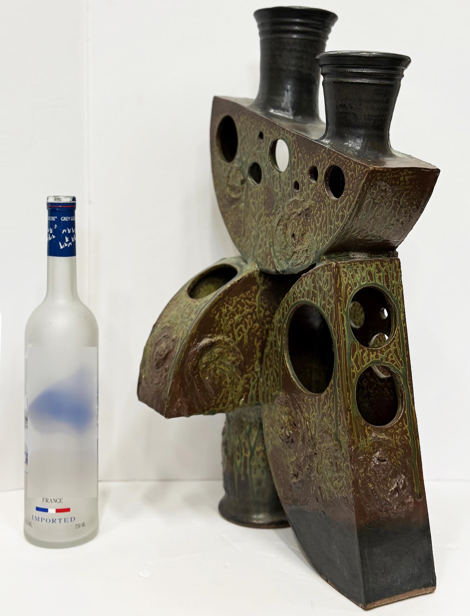 Escultura abstracta de mediados de siglo de Studio Pottery, gres y acabado verdigris

Se ofrece a la venta una gran escultura abstracta de cerámica de estudio de los años setenta. La escultura está construida a mano y esmaltada en un acabado de gres