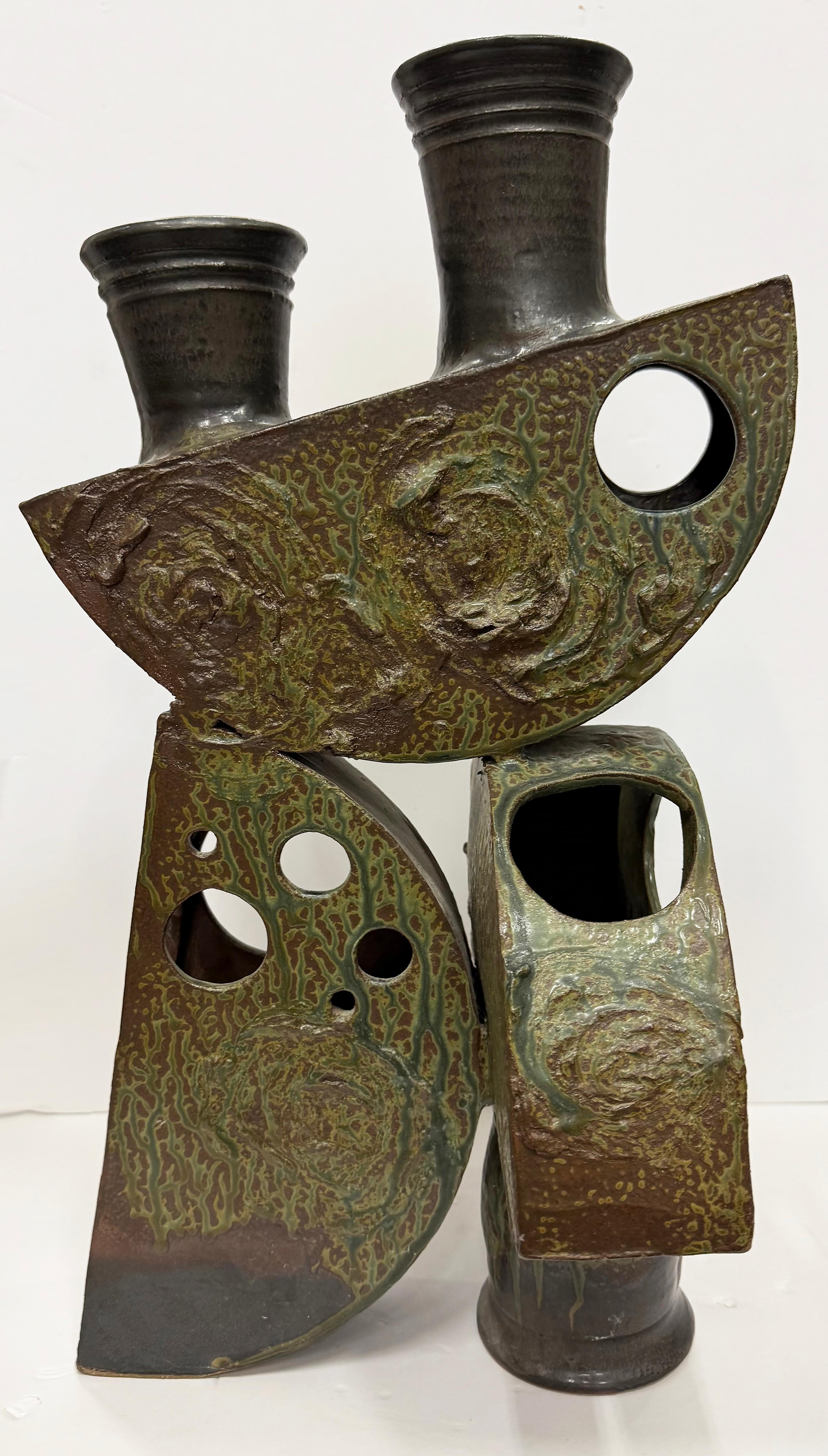 Escultura abstracta de mediados de siglo de Studio Pottery, gres y acabado verdigris Moderno de mediados de siglo en venta