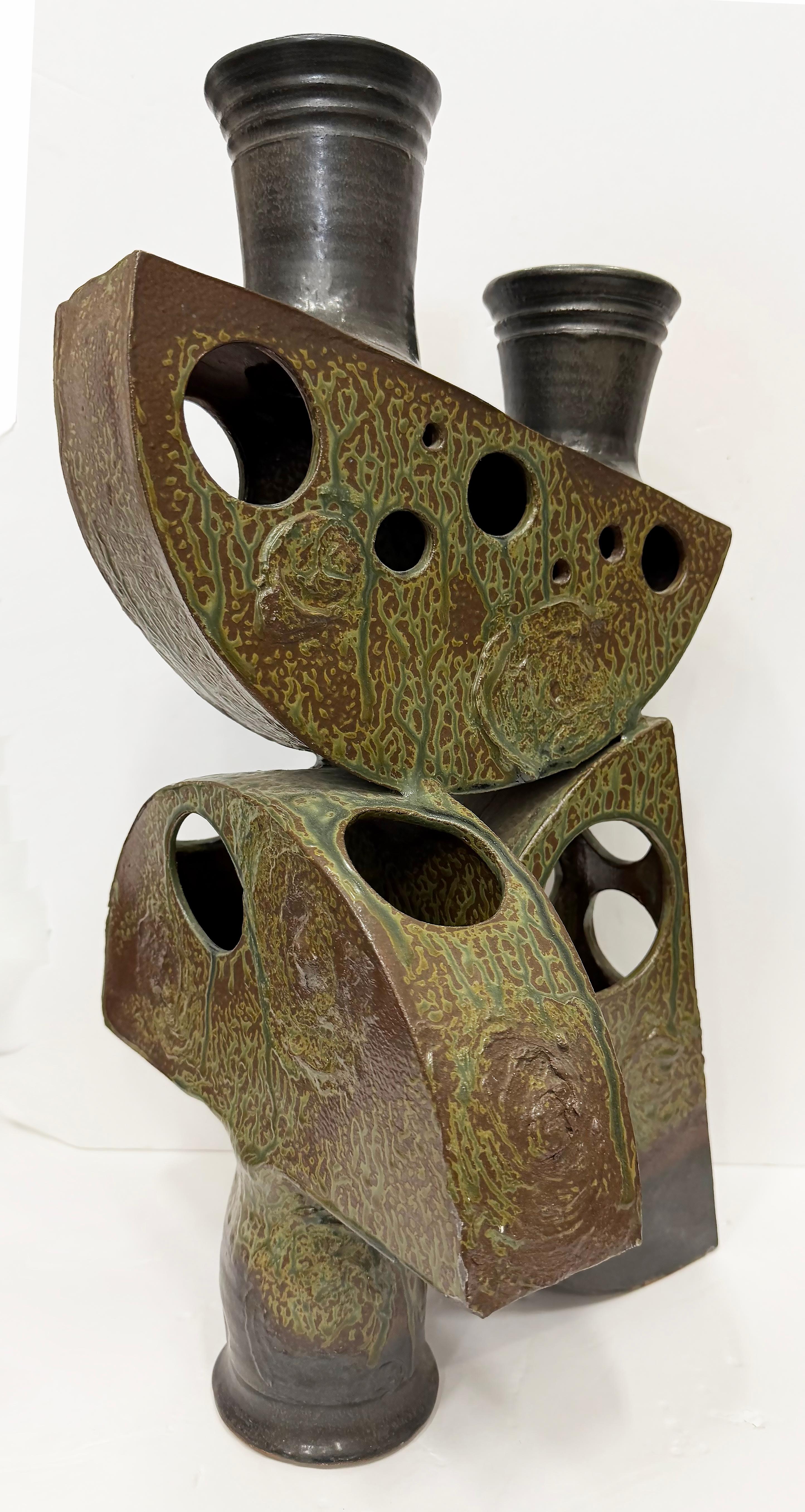 Escultura abstracta de mediados de siglo de Studio Pottery, gres y acabado verdigris Estadounidense en venta