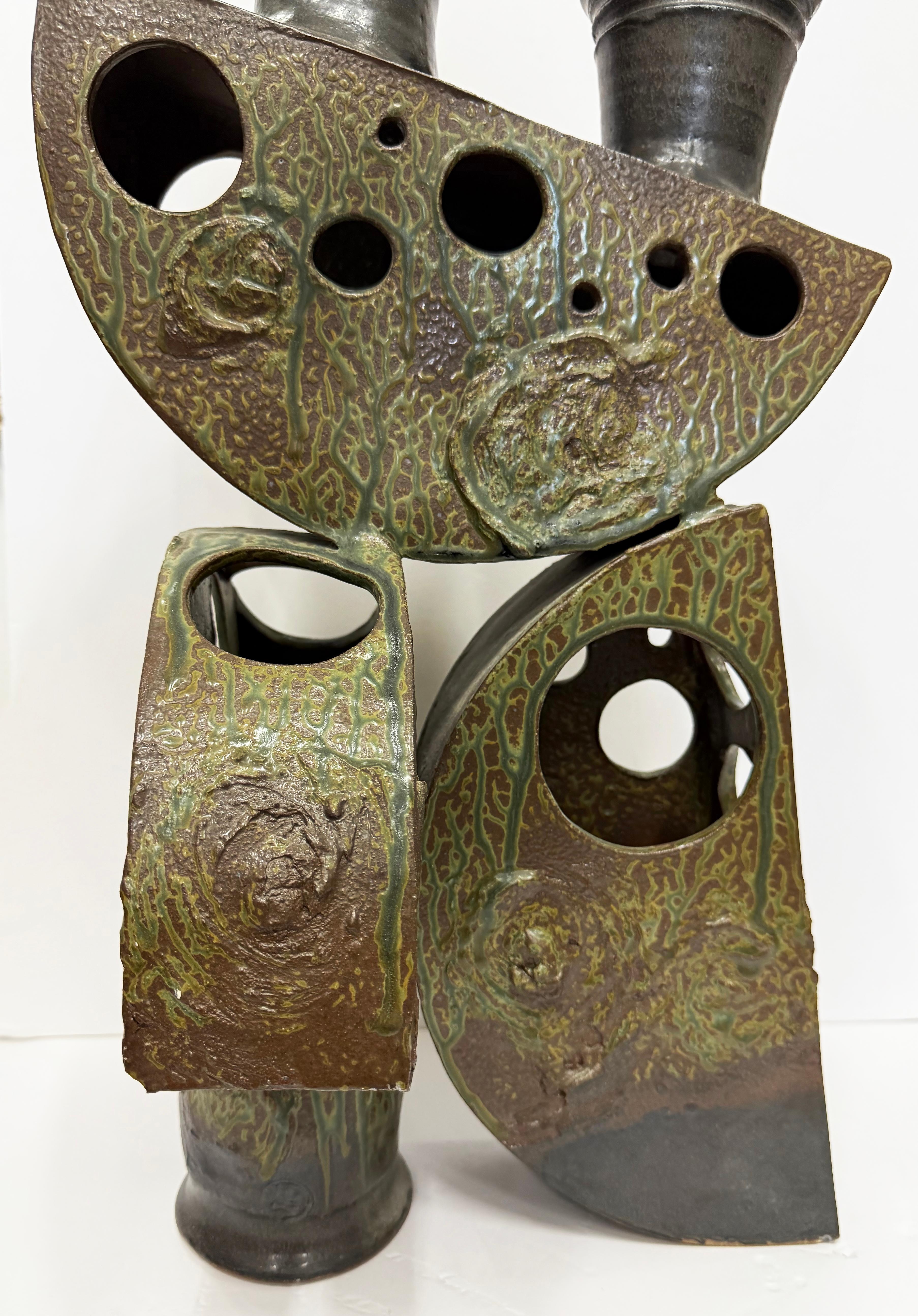 Escultura abstracta de mediados de siglo de Studio Pottery, gres y acabado verdigris Glaseado en venta