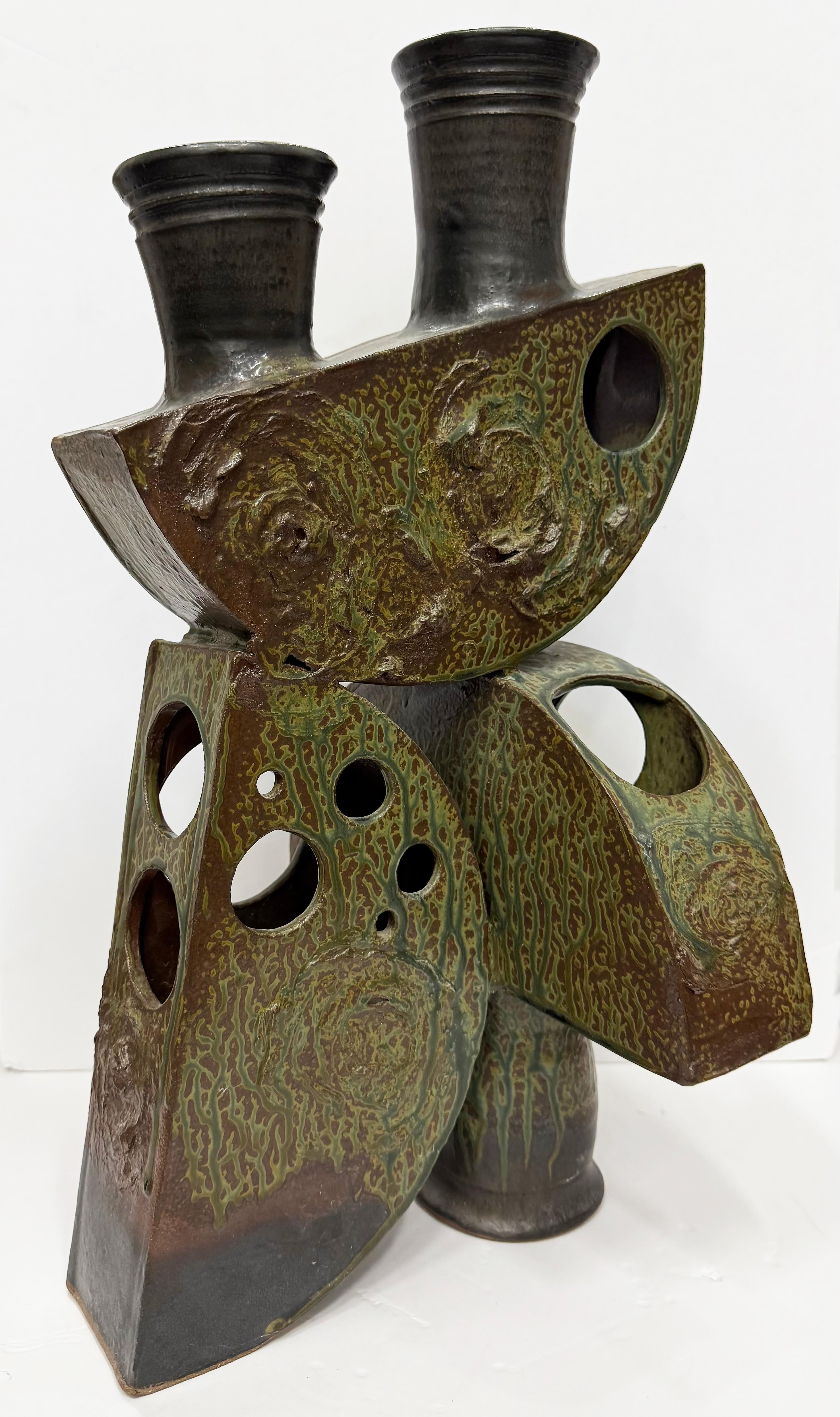Escultura abstracta de mediados de siglo de Studio Pottery, gres y acabado verdigris en Bueno estado para la venta en Miami, FL