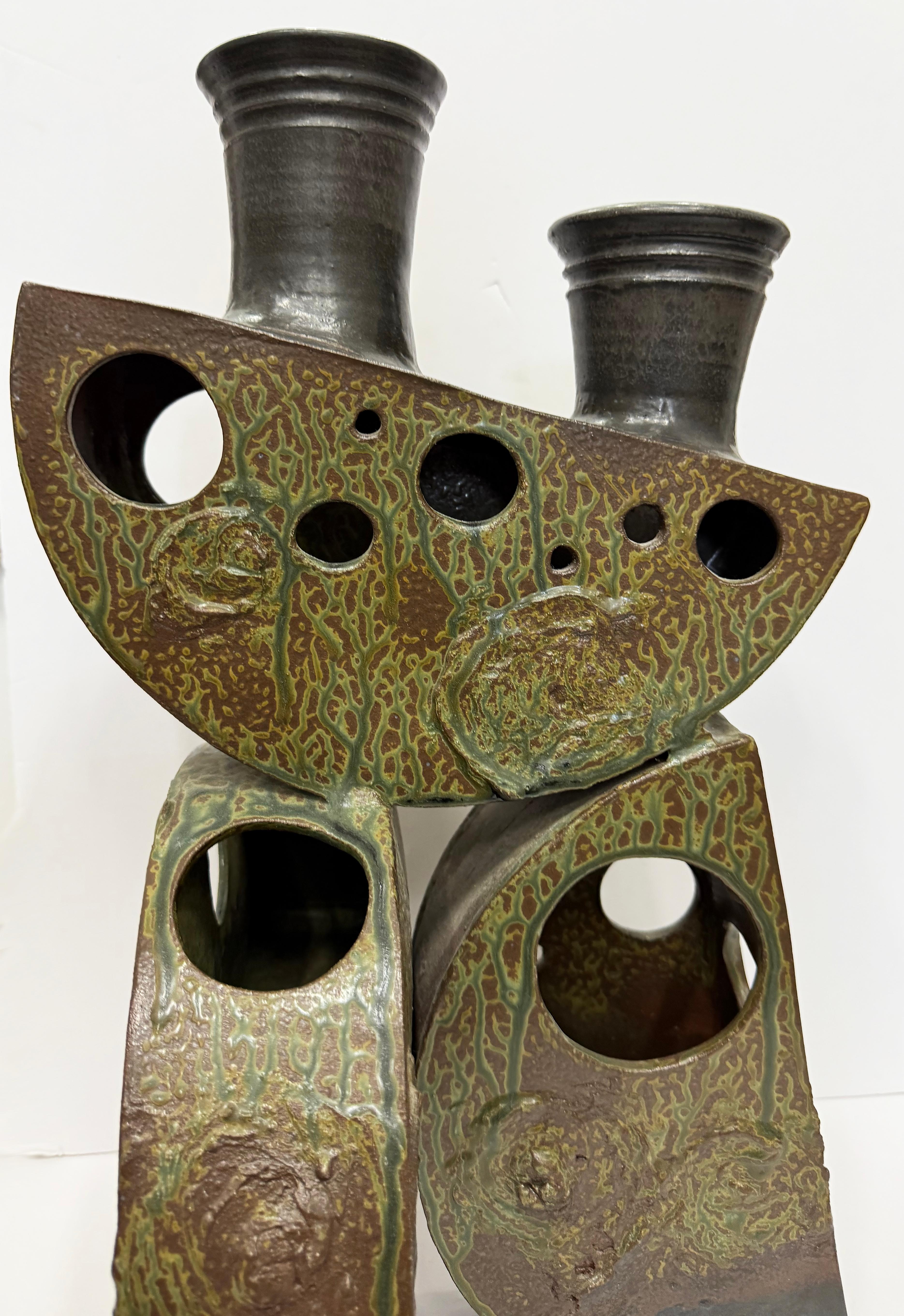 Escultura abstracta de mediados de siglo de Studio Pottery, gres y acabado verdigris finales del siglo XX en venta