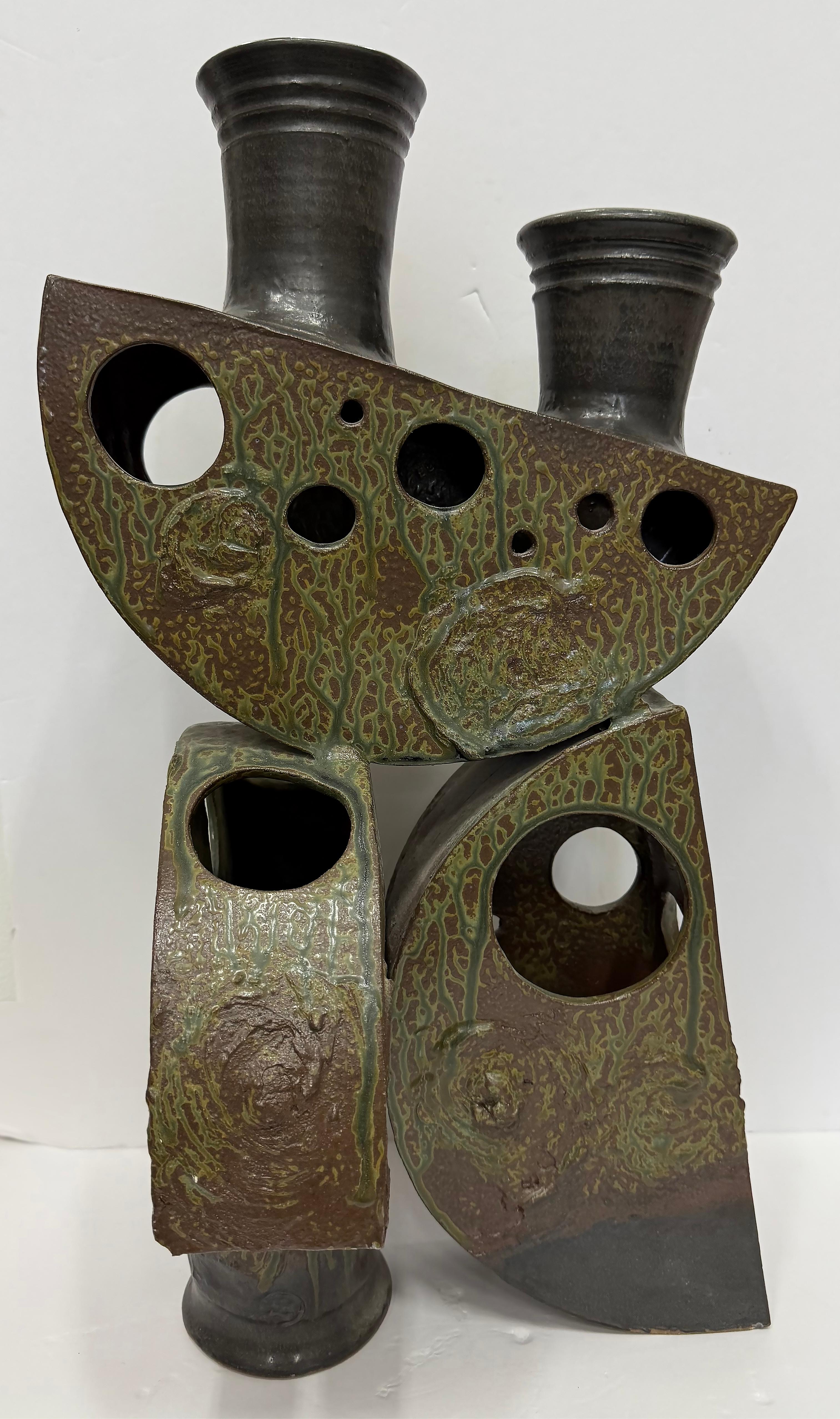 Escultura abstracta de mediados de siglo de Studio Pottery, gres y acabado verdigris Arcilla en venta