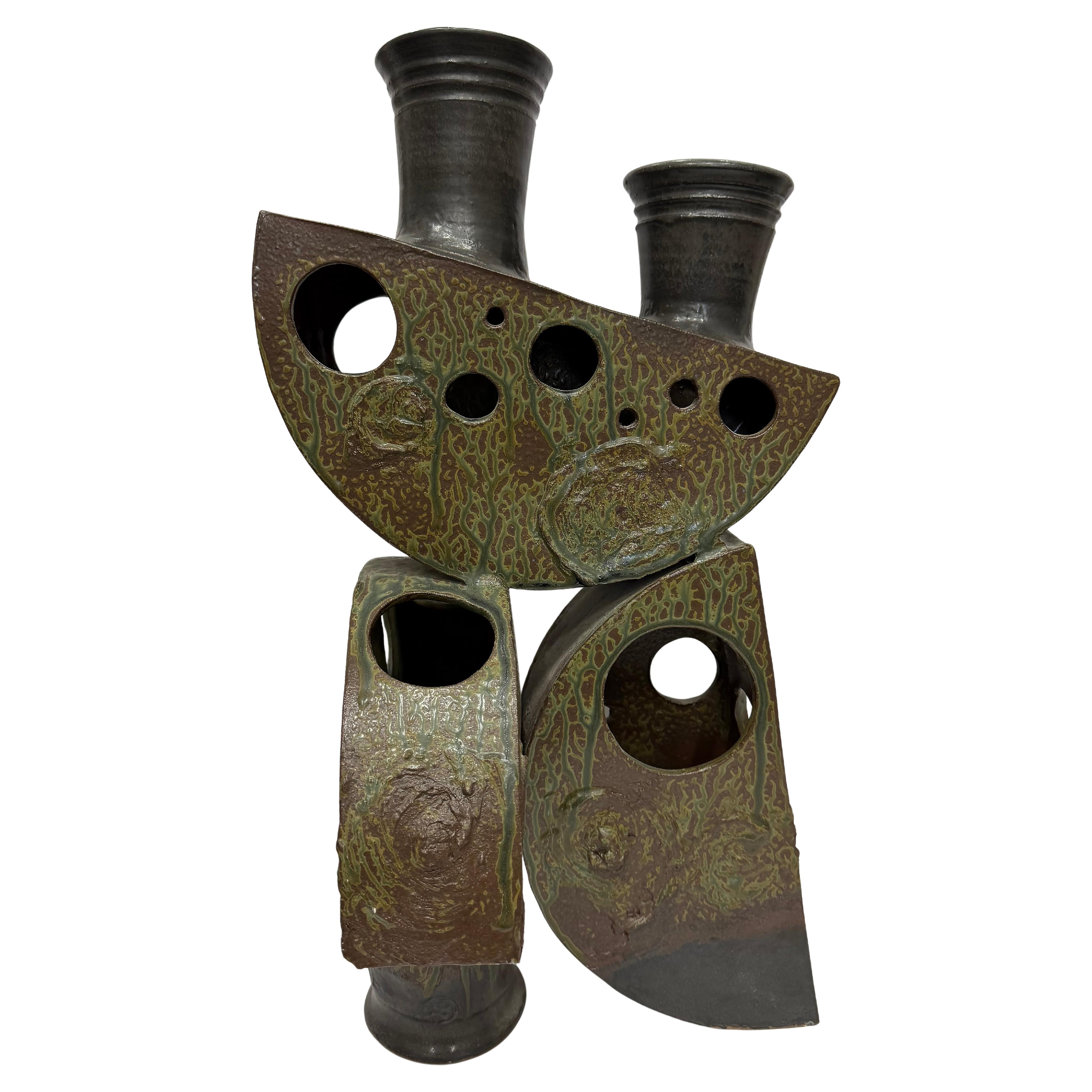 Escultura abstracta de mediados de siglo de Studio Pottery, gres y acabado verdigris en venta