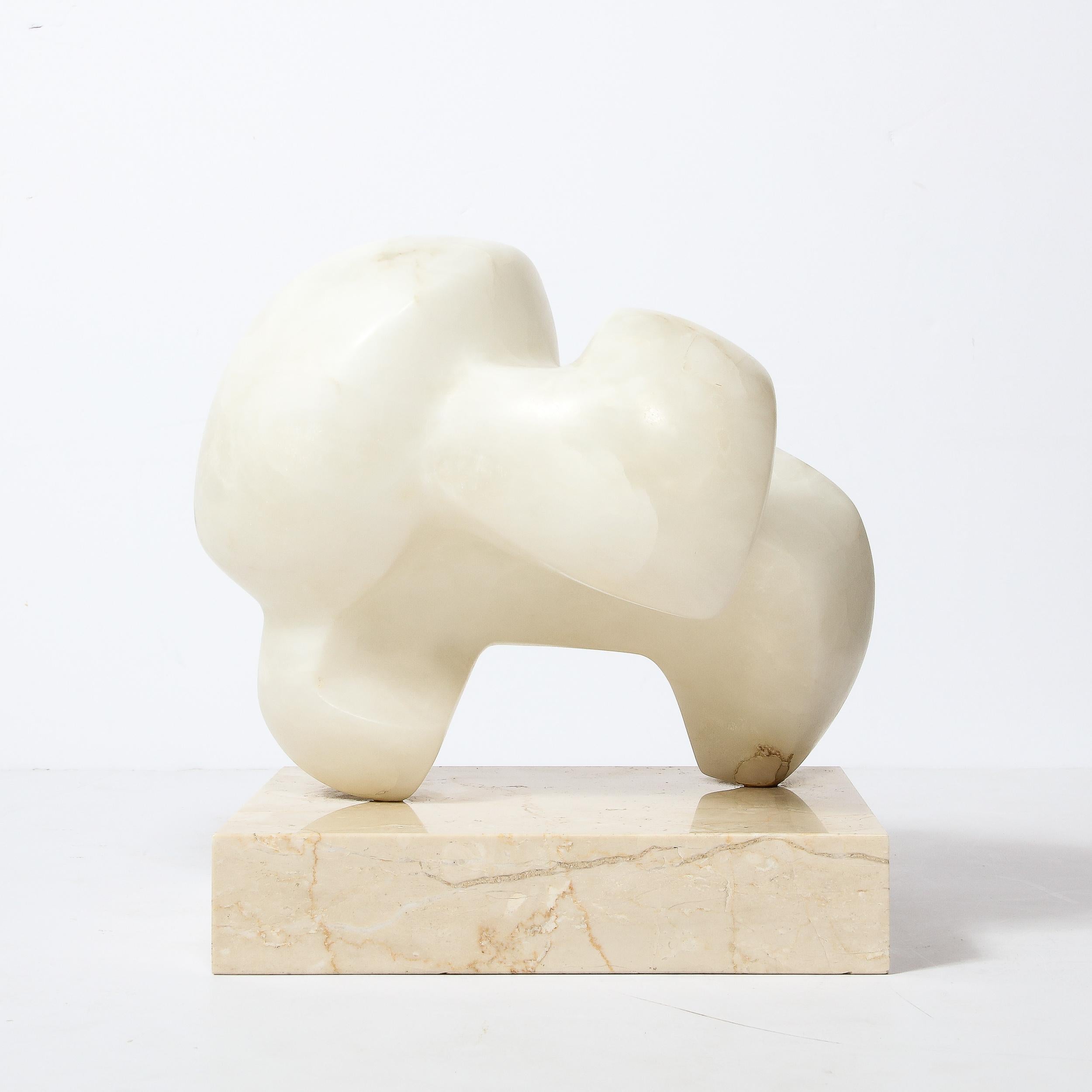 Abstrakte organische Alabaster-Skulptur aus der Mitte des Jahrhunderts, signiert von Julie Small Gambly 1