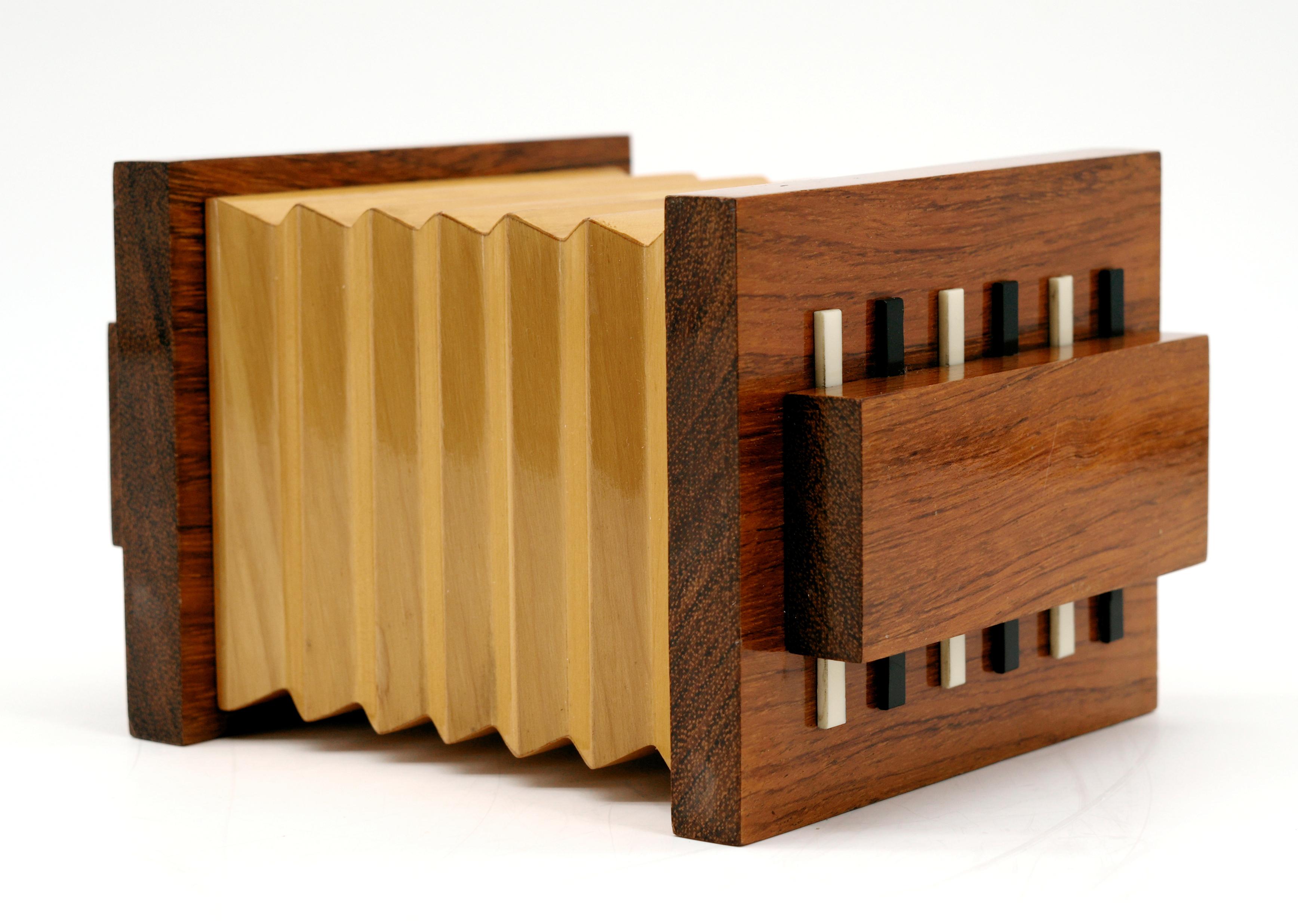 Scatola di sigarette a fisarmonica di metà secolo, Francia, anni '50. Noble Wood e bachelite. Misure: altezza: 5.3