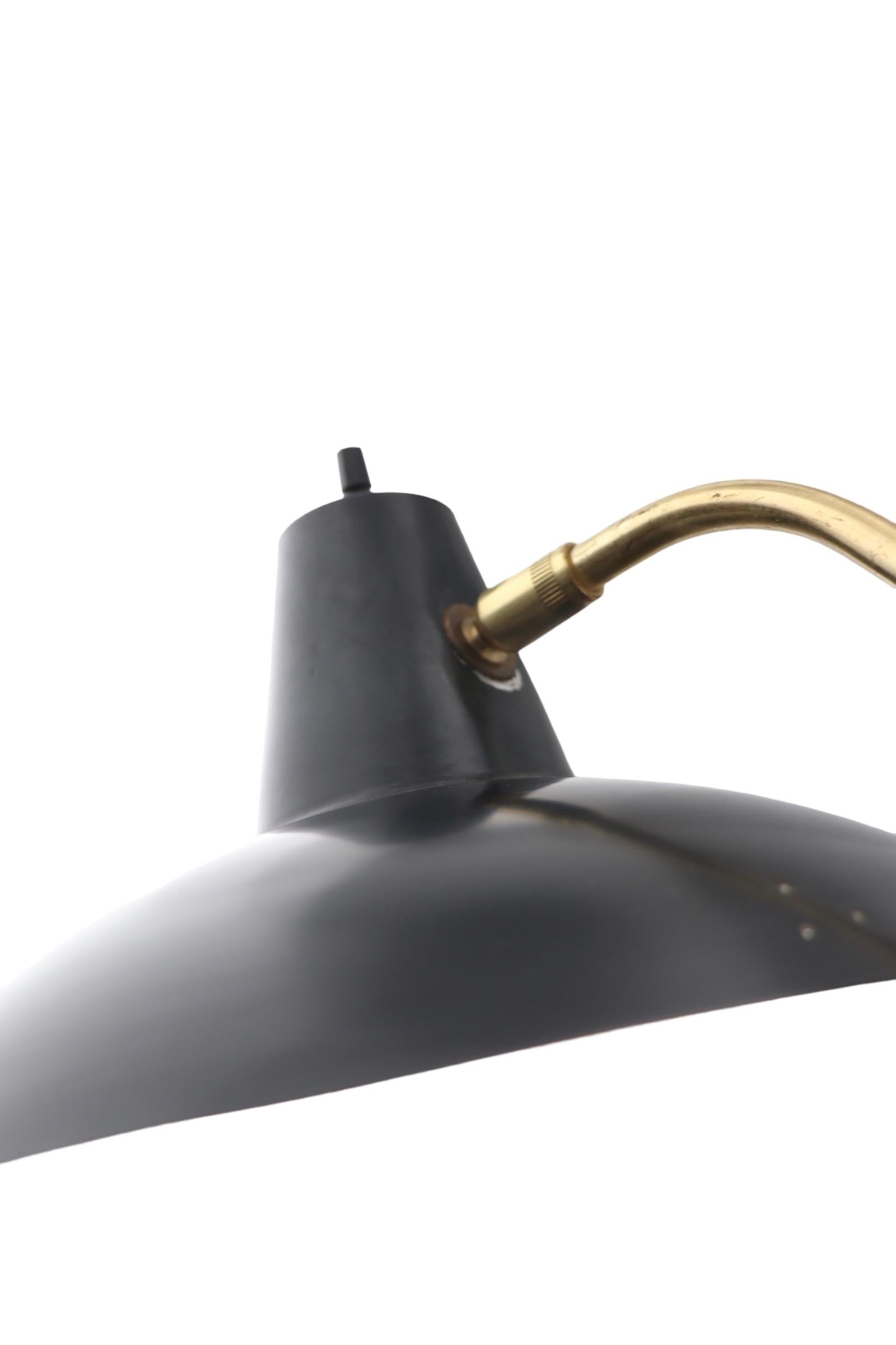 Stylish architectural scissor, accordion arm wall sconce having a black metal frame and shade, with brass elements. This example is in very good, clean, original, working and ready to install  condition. Design attributed to Gerald Thurston,