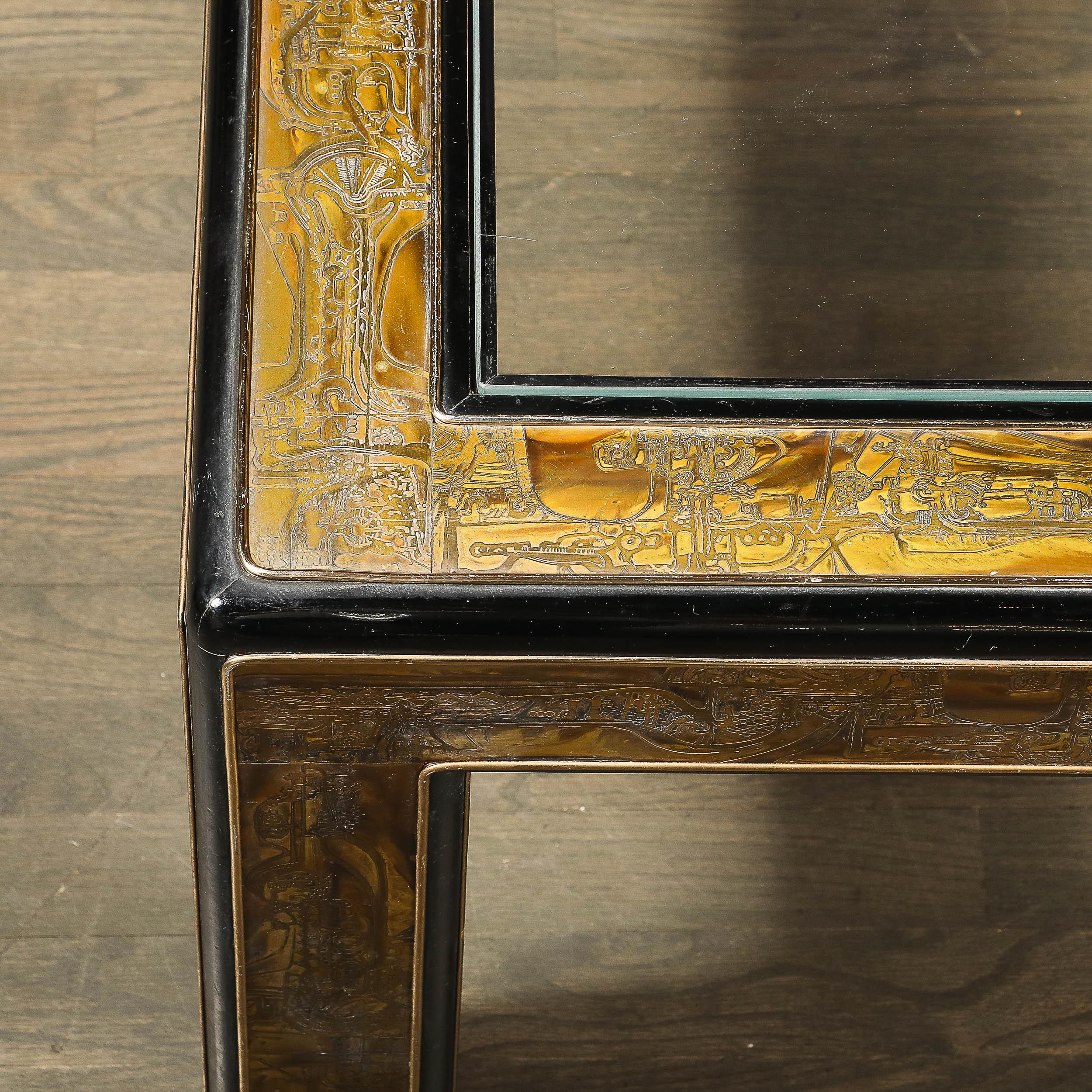 Table à cocktail du milieu du siècle en laiton, laque et verre gravé à l'acide par Mastercraft en vente 3