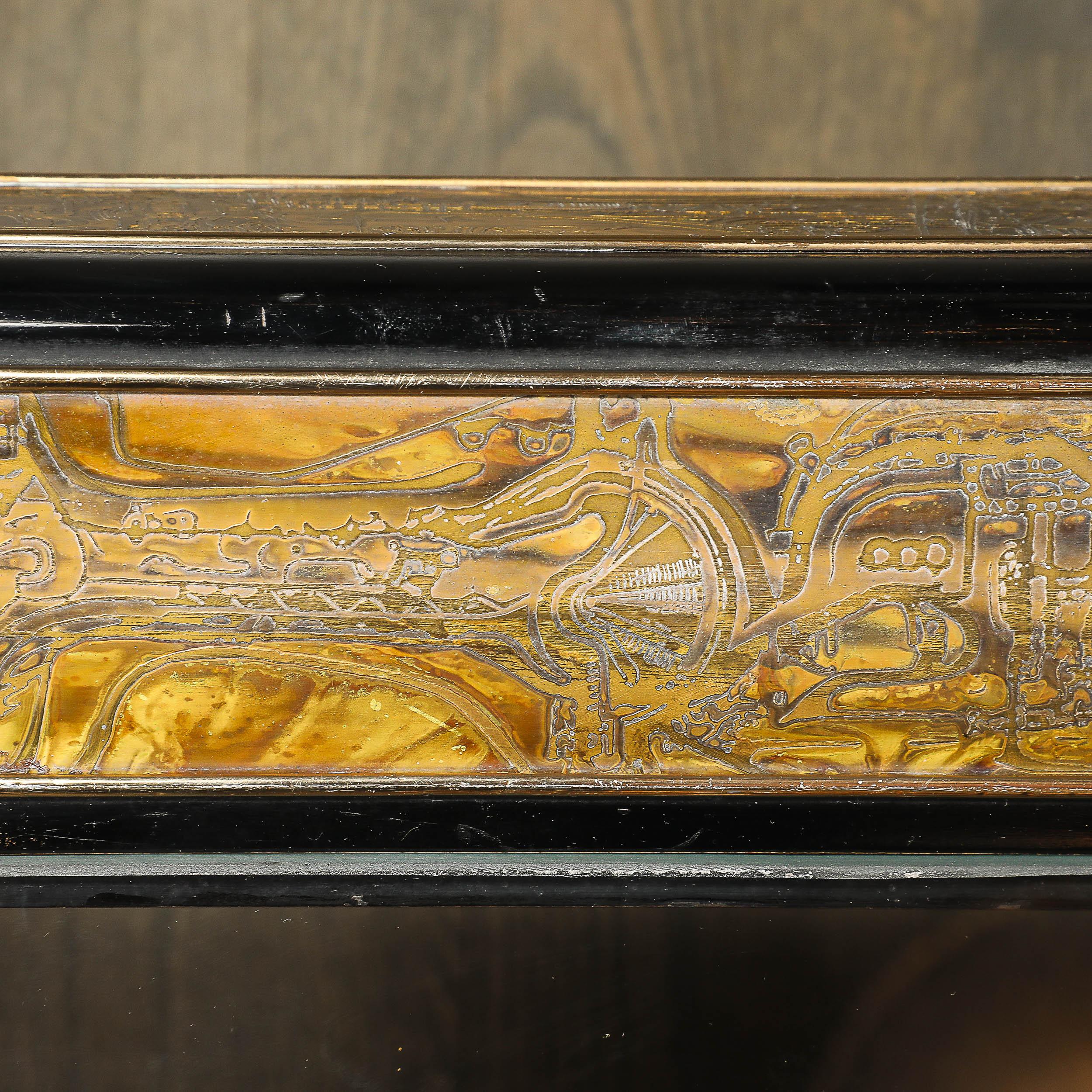 Table à cocktail du milieu du siècle en laiton, laque et verre gravé à l'acide par Mastercraft en vente 11