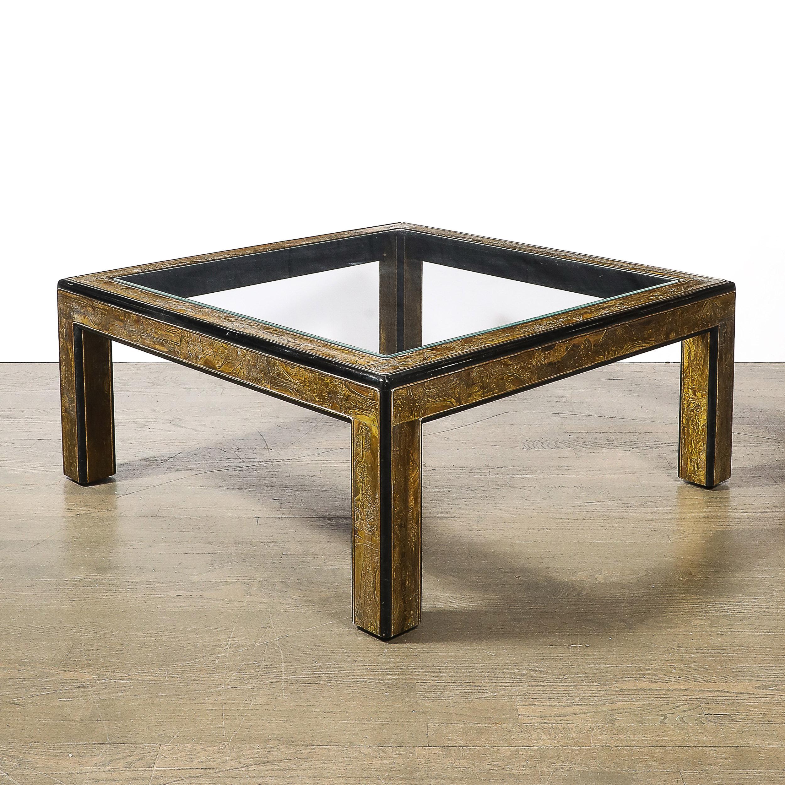 Exemple frappant du luxe moderne du milieu du siècle, cette table à cocktail de Mastercraft est un chef-d'œuvre de design et d'artisanat intemporel. Créée en Amérique vers 1970, la table combine des matériaux riches et une esthétique audacieuse