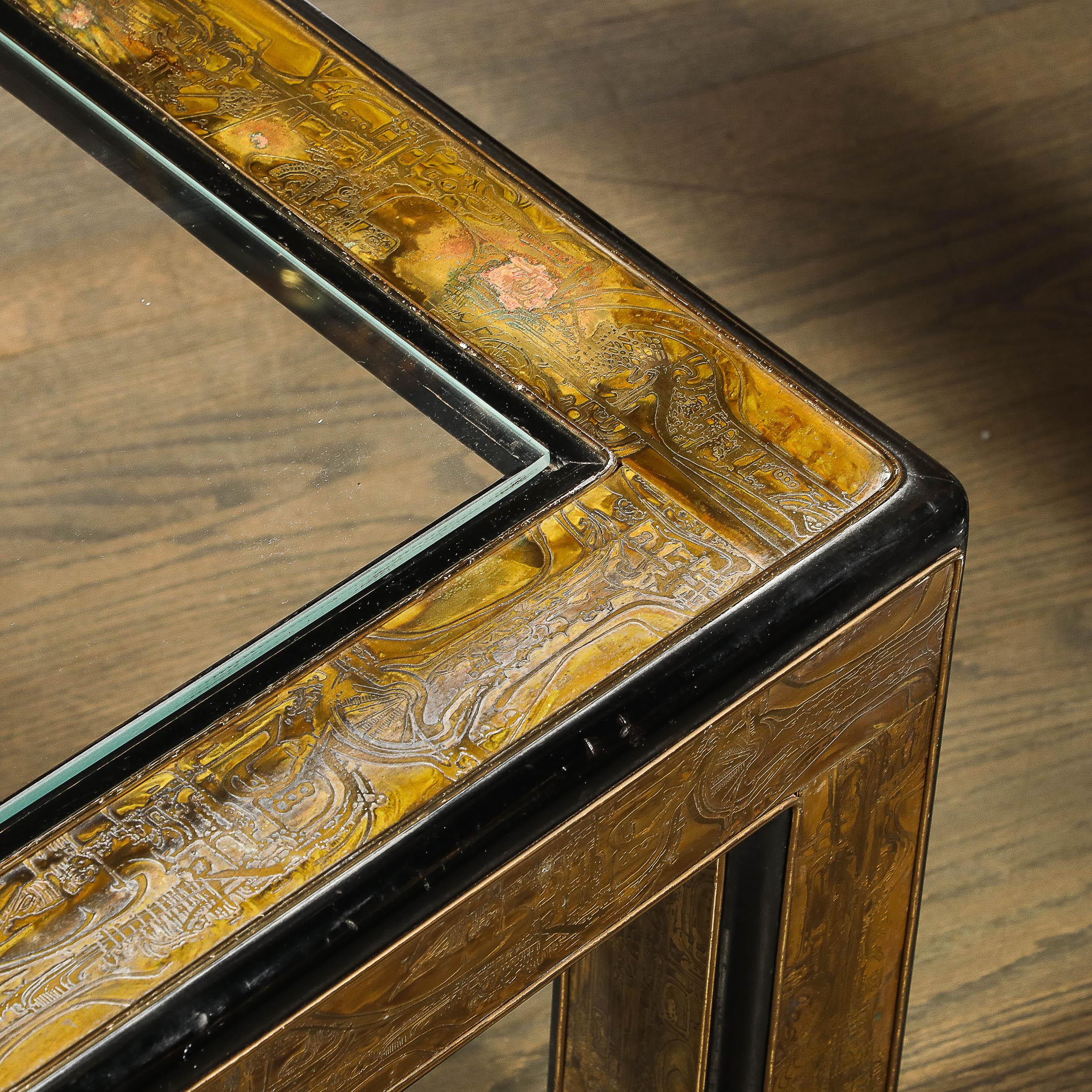 Table à cocktail du milieu du siècle en laiton, laque et verre gravé à l'acide par Mastercraft en vente 13