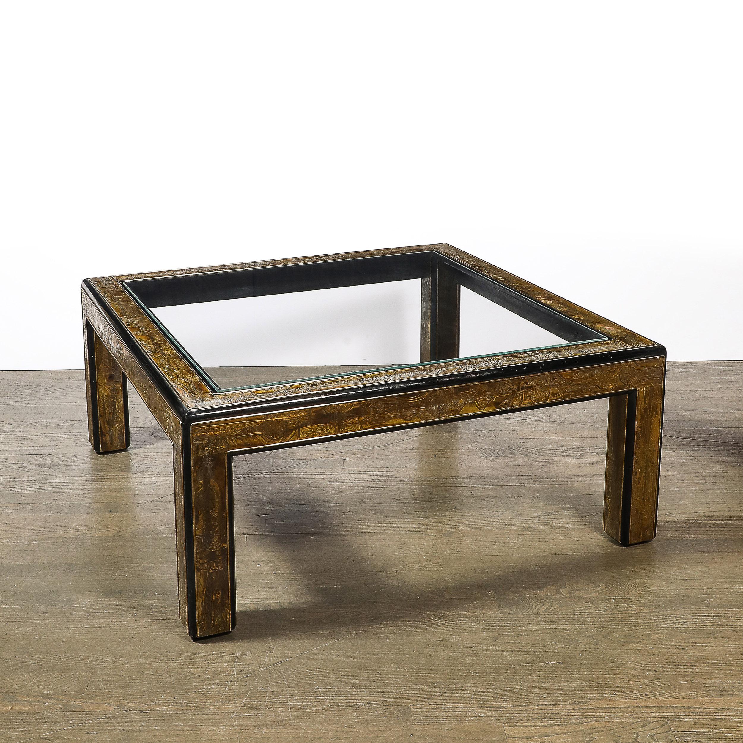 Américain Table à cocktail du milieu du siècle en laiton, laque et verre gravé à l'acide par Mastercraft en vente