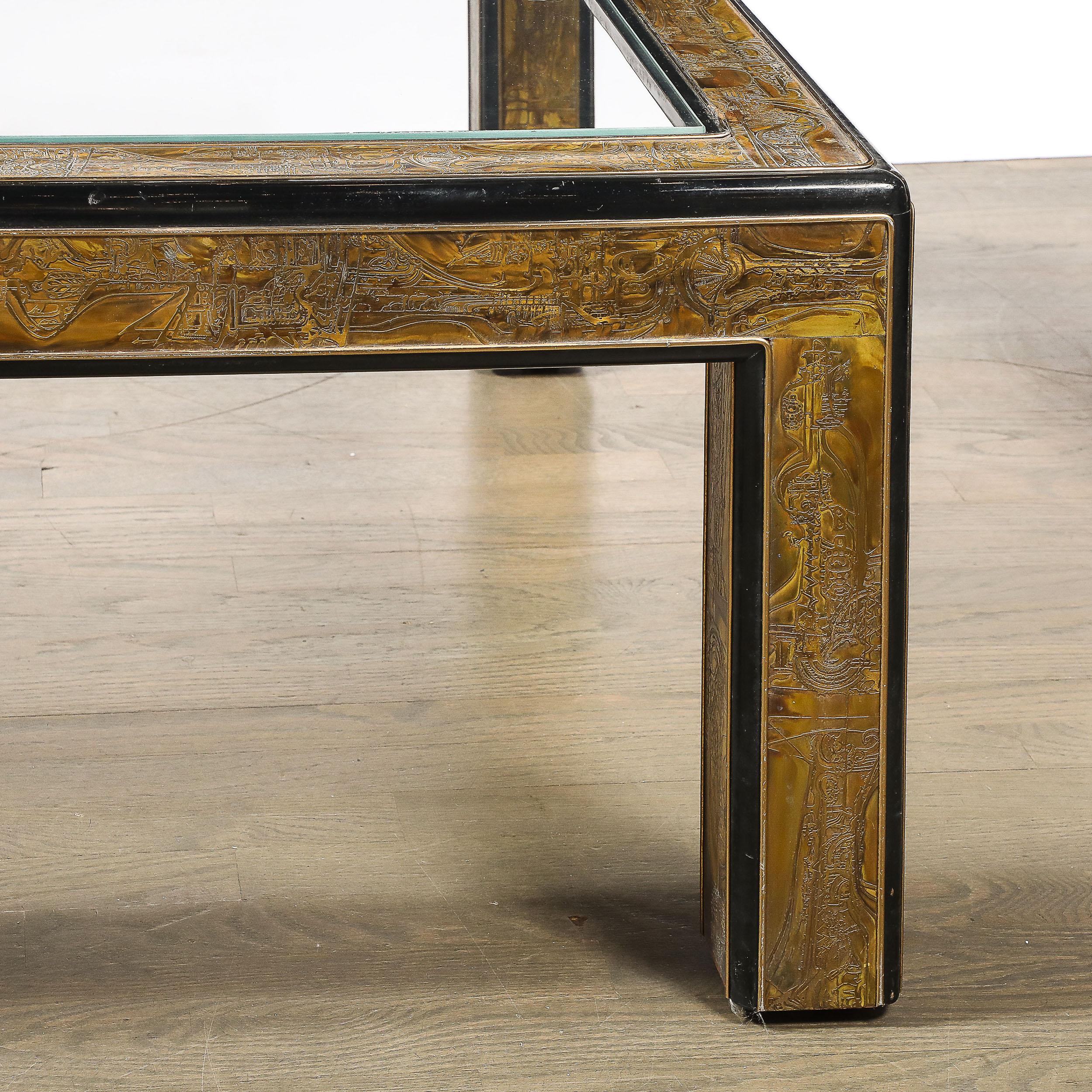 Table à cocktail du milieu du siècle en laiton, laque et verre gravé à l'acide par Mastercraft en vente 1